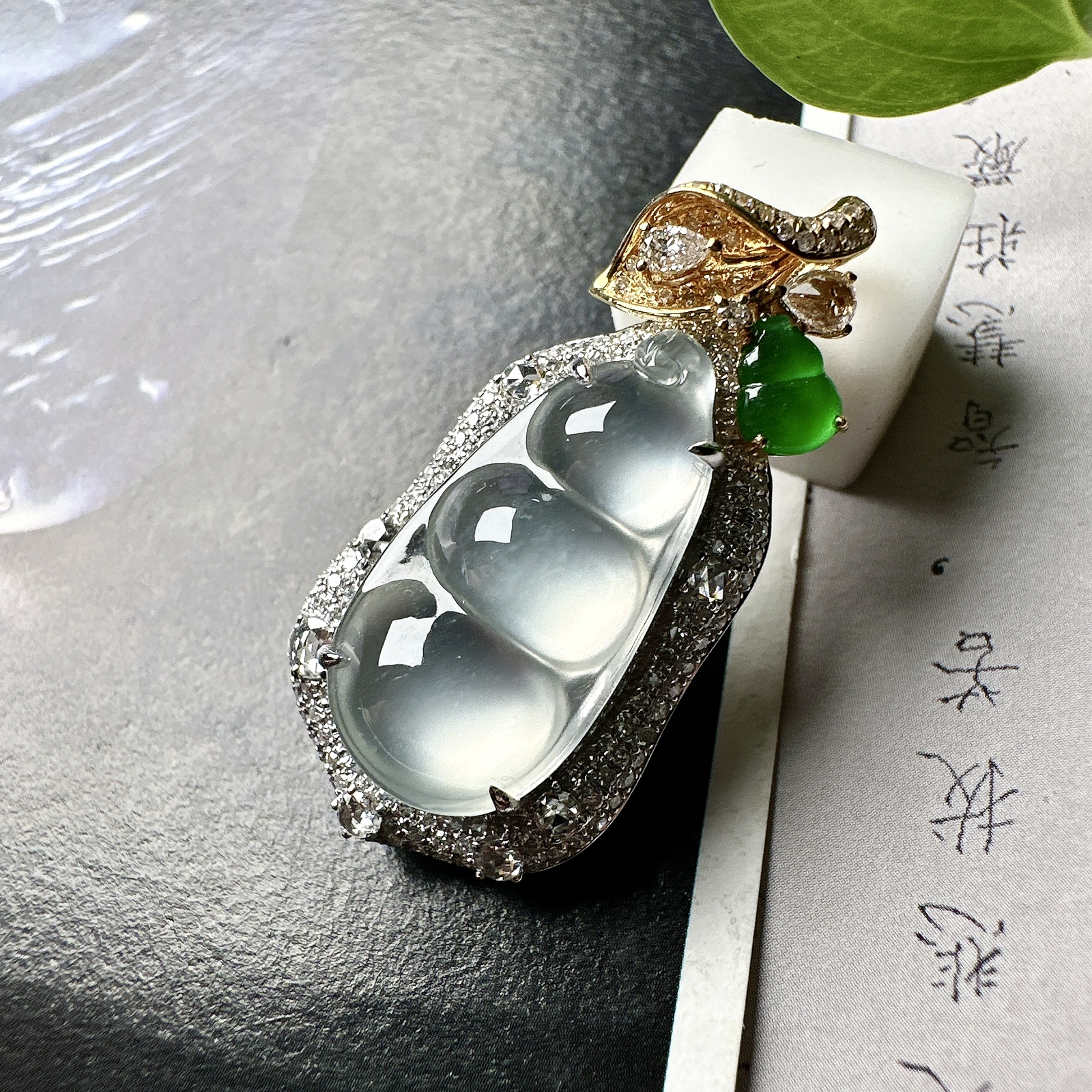 【玻璃种飘花福豆吊坠】种地上乘，冰感十足，通透起光，饱满圆润，收藏品质，18k金钻镶嵌，裸石尺寸20.3*10.4*3.8毫米