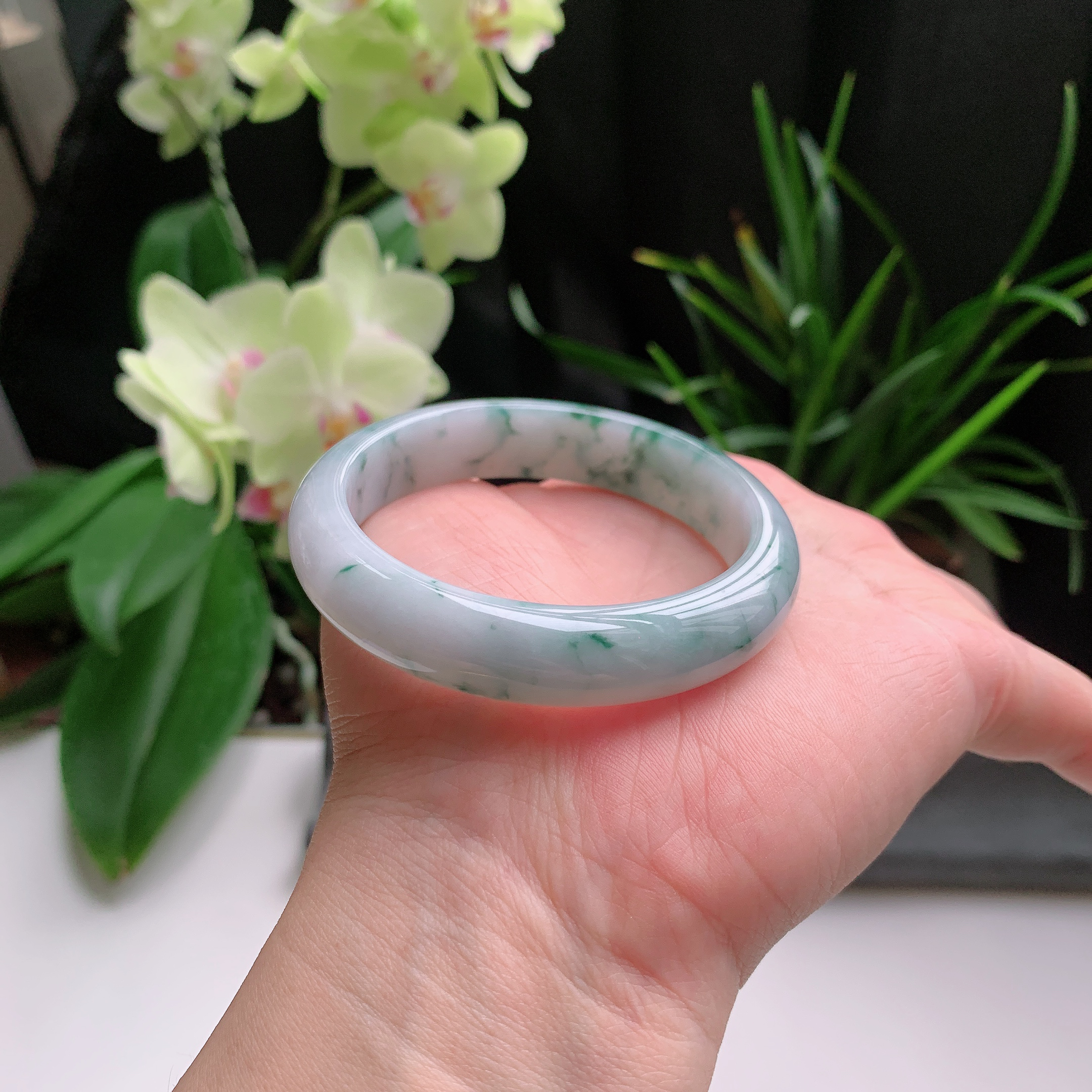 正圈53圈口，天然A货翡翠冰糯种水润飘绿玉手镯，水润秀丽，飘花灵动，种水十足，视觉甜美可人，恰到好处的美，十分高雅耐看，条形优美，上手优雅大方。47.53