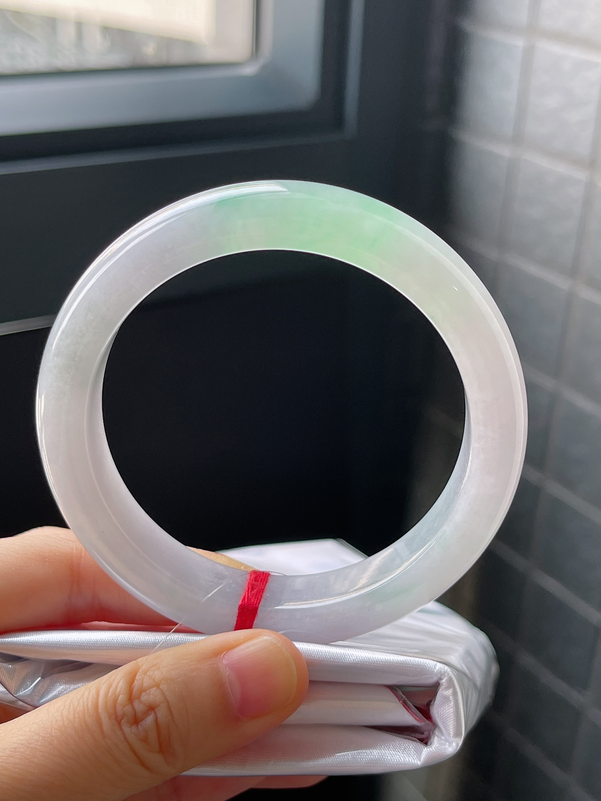 正圈57.8圈口，翡翠冰糯种淡绿色手镯