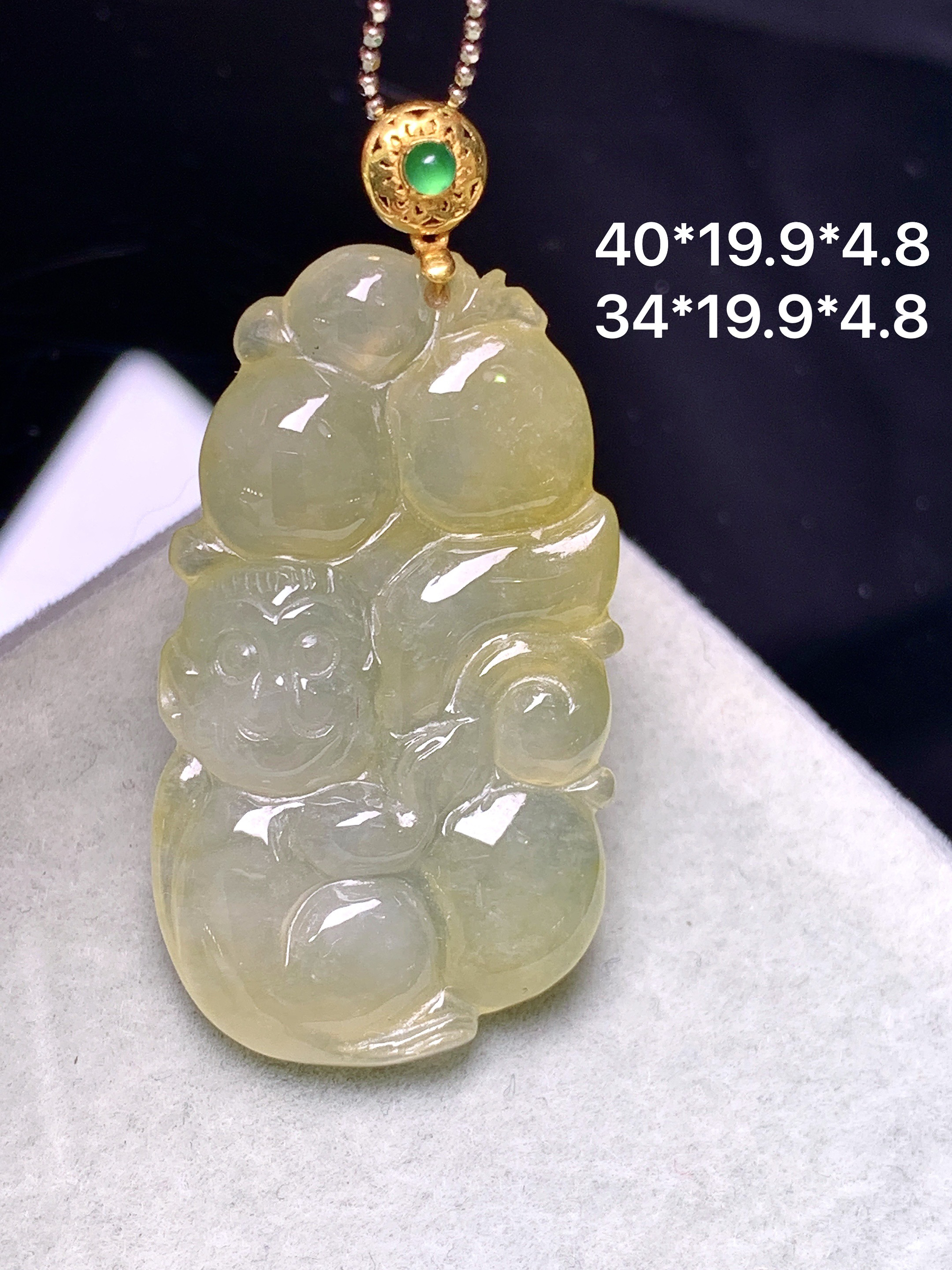 18k金镶嵌冰黄翡灵猴献寿吊坠 玉质细腻 色泽艳丽清新 水润亮眼 整体尺寸40*19.9*4.8h3
