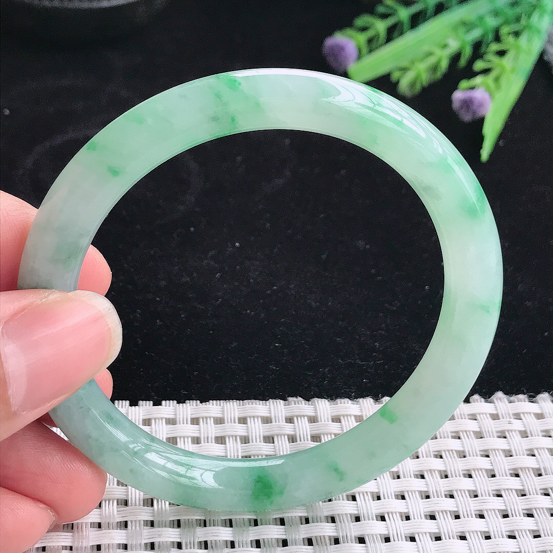 实拍A货翡翠55.5/8.5老坑冰润冰阳绿圆条手镯翡翠玉镯平安镯