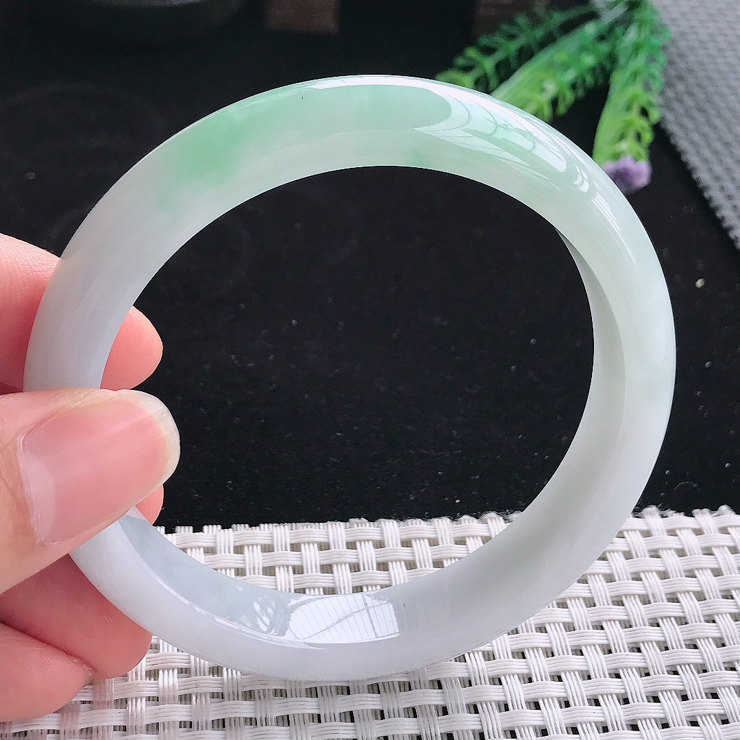 实拍A货翡翠63/12.5/8.5大圈口老坑精美冰润飘绿手镯翡翠玉镯手环