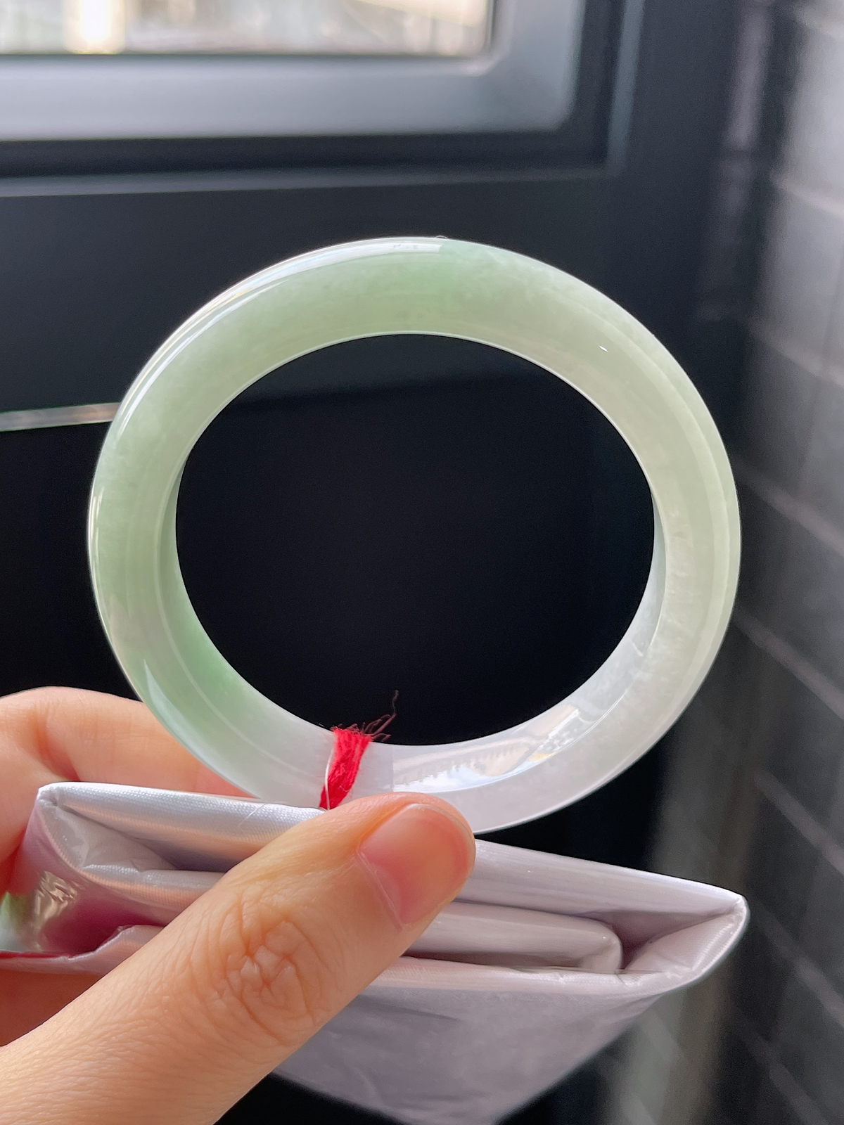 正圈52圈口，翡翠冰糯种淡绿色手镯