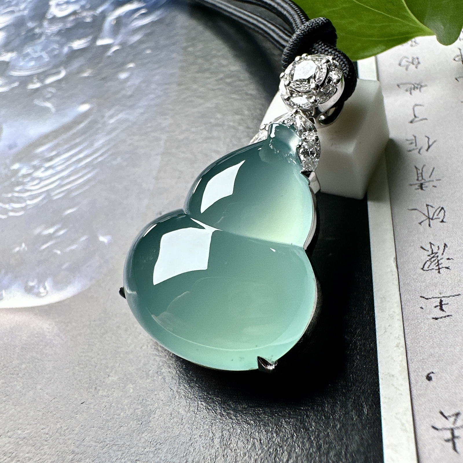 【冰种葫芦吊坠】精品，天空蓝老料，起钢光，种地上乘，冰感十足，通透起光，饱满圆润，18k金钻镶嵌，裸石尺寸25.3*21*8.8毫米。