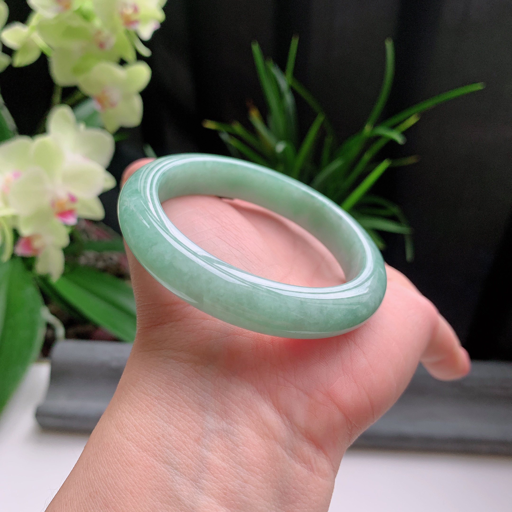 正圈54圈口，天然A货翡翠冰糯种水润飘绿玉手镯，水润秀丽，飘花灵动，种水十足，视觉甜美可人，恰到好处的美，十分高雅耐看，条形优美，上手优雅大方。52.47