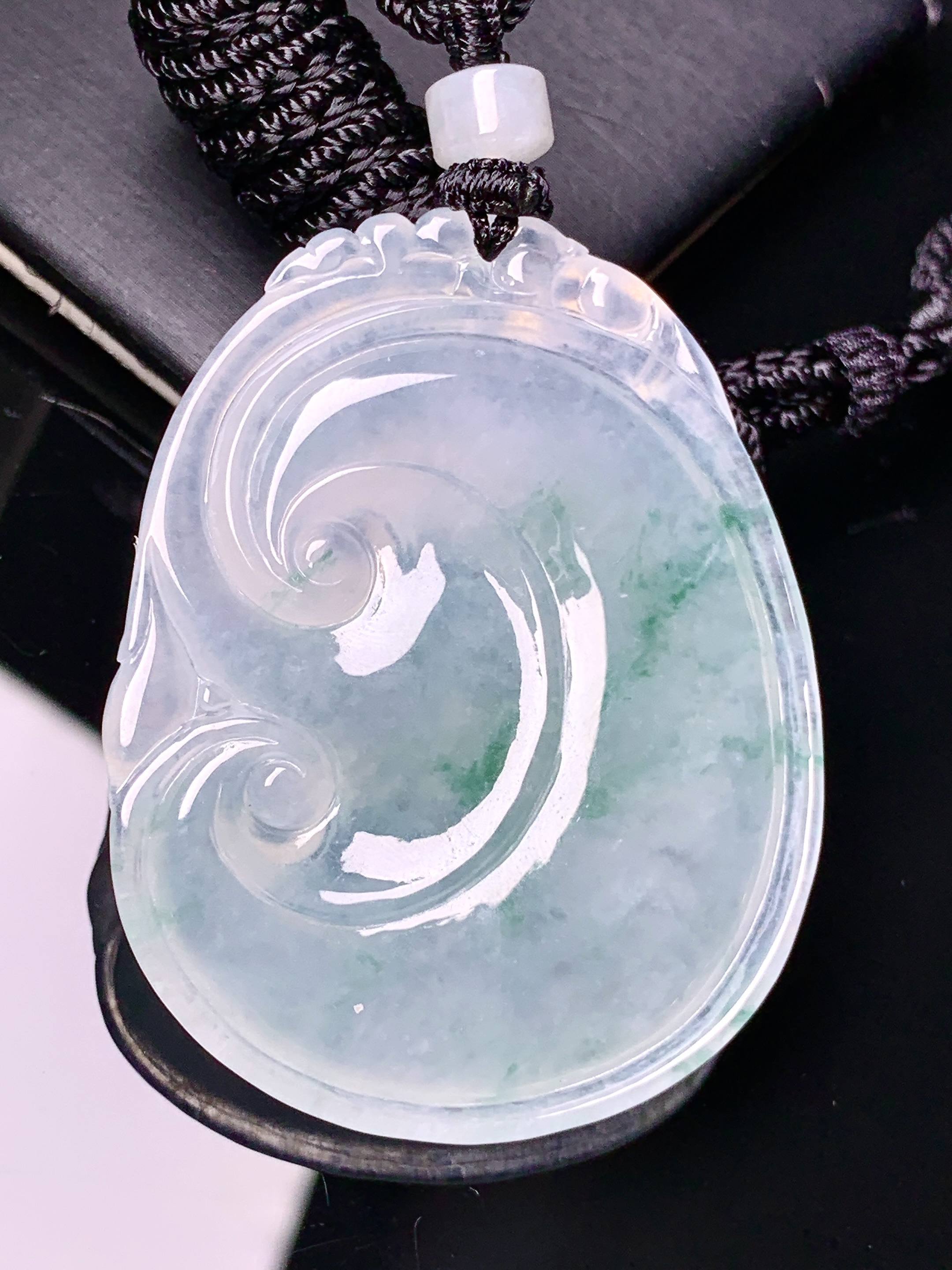 冰种飘绿如意吊坠 玉质细腻 色泽艳丽清新 水润亮眼 整体尺寸48*37.2*5.8x1