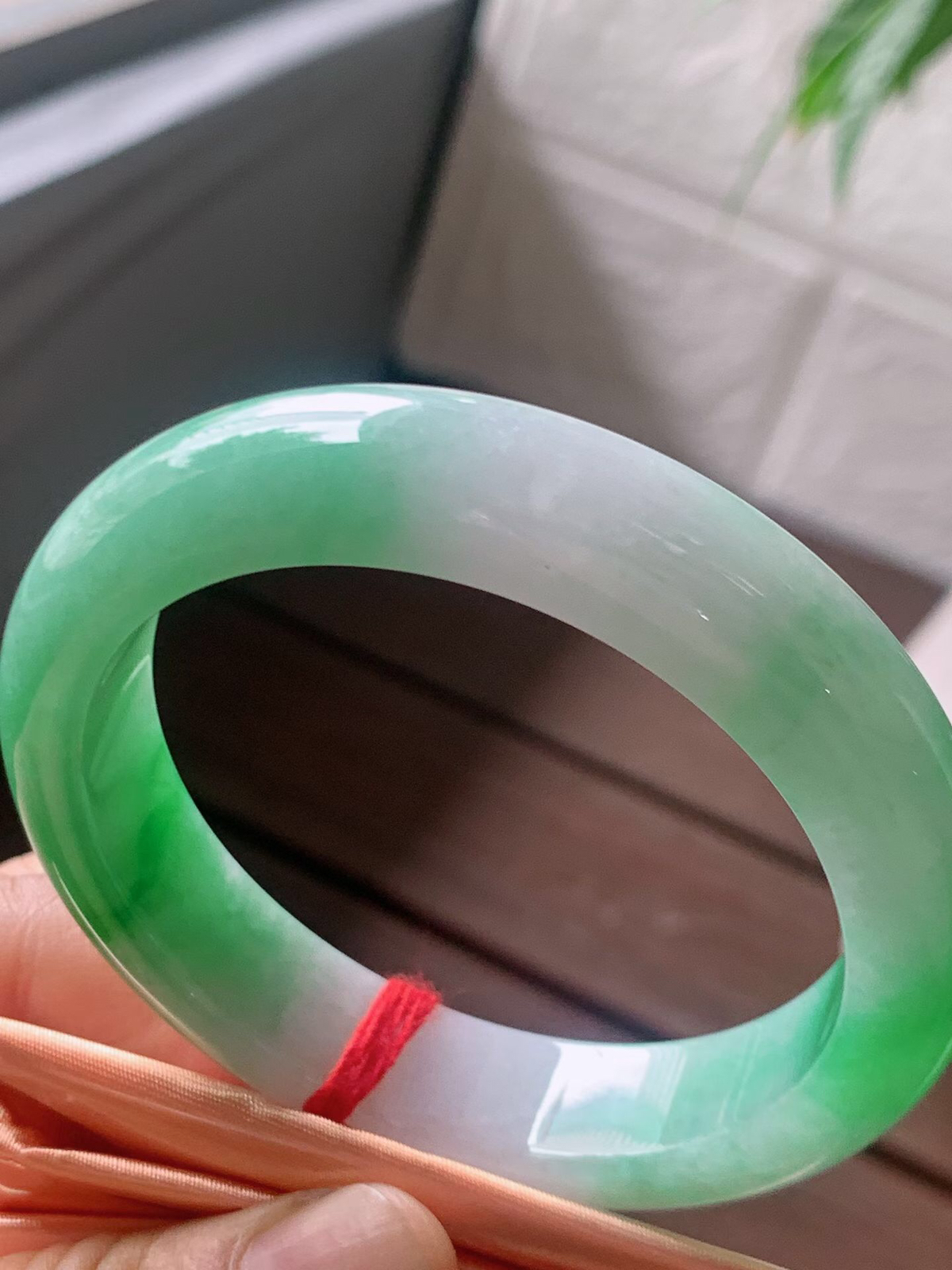 【翡翠名称】老种冰飘阳绿52.8正圈口手镯
【翡翠尺寸】52.8/12.3/8.3mm适合51.8-54正圈口佩戴
【翡翠描述】宝贝种老水足，玉质细腻，色泽靓丽，性价比高，佩戴效果好！
【其它赠送】权威证书/精美挂绳盒子/支持全国复检