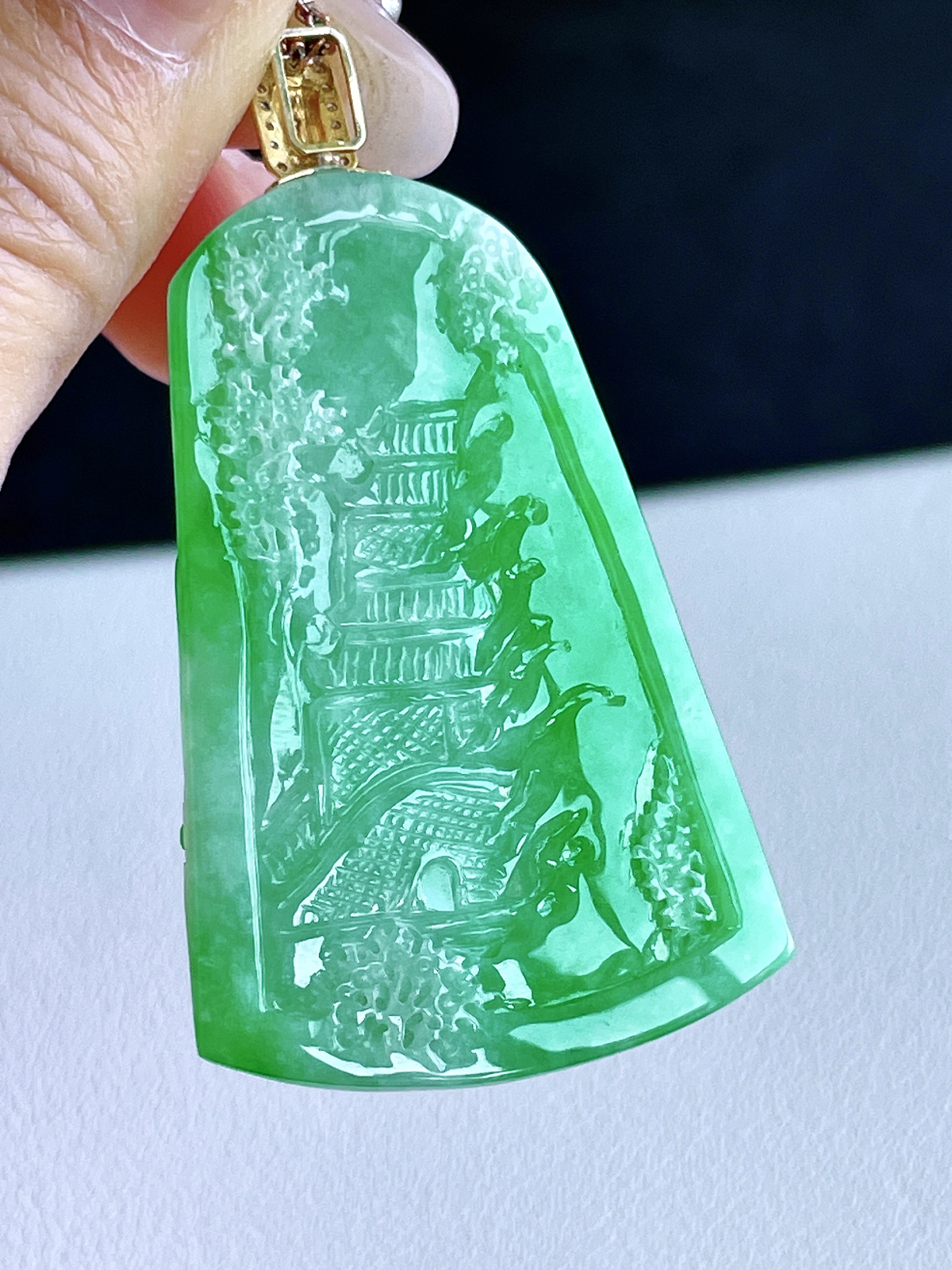 【镶嵌】冰阳绿山水牌大山水牌吊坠  
【说明】缅料 18k金镶嵌 性价比高  
【整体】56.3
【裸石】47.7-31.8-5.7..