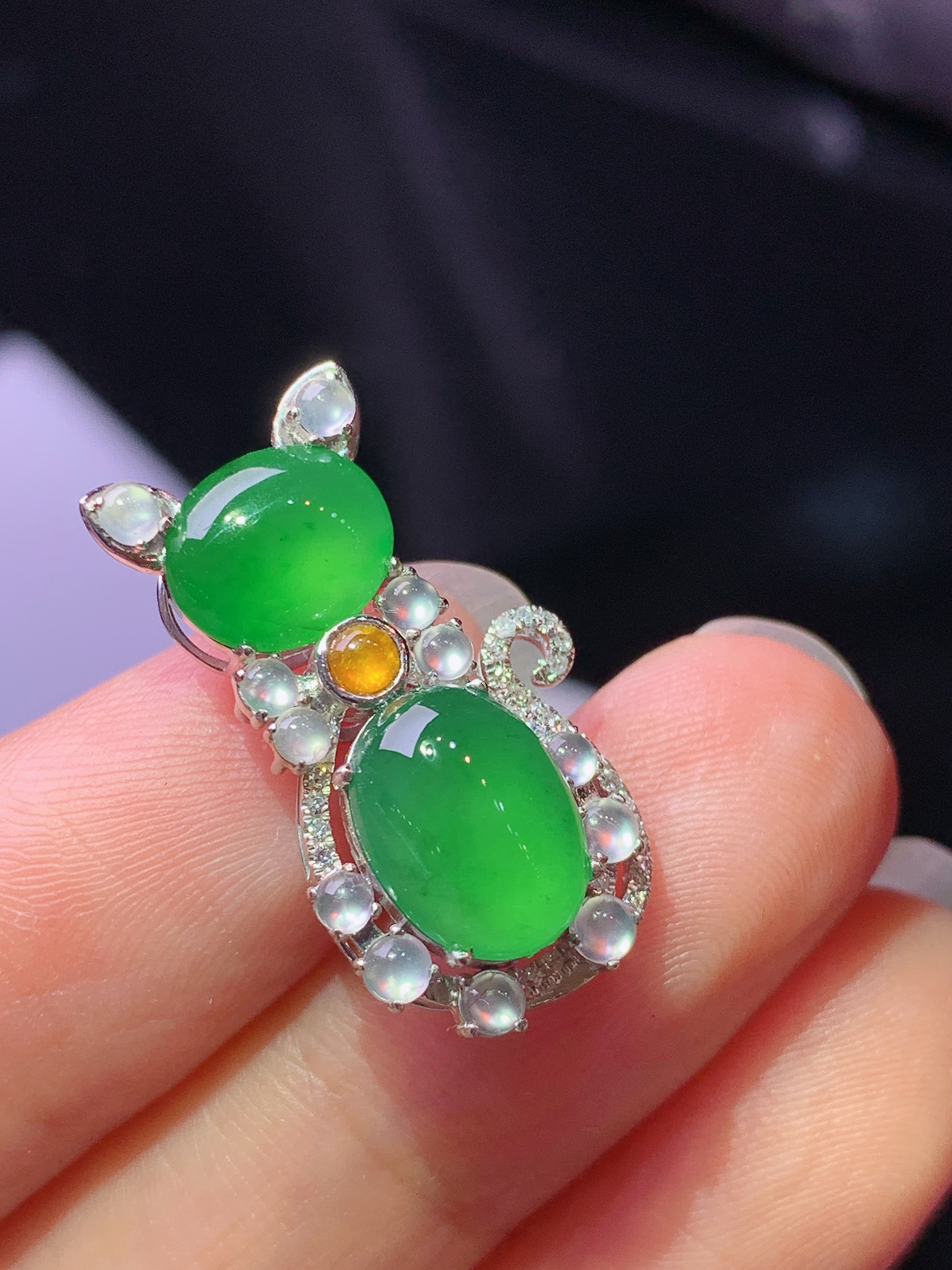 18k金钻镶嵌冰满绿蛋面猫咪款吊坠 玉质细腻 色泽艳丽清新 水润亮眼 整体尺寸23.8*13.8*8