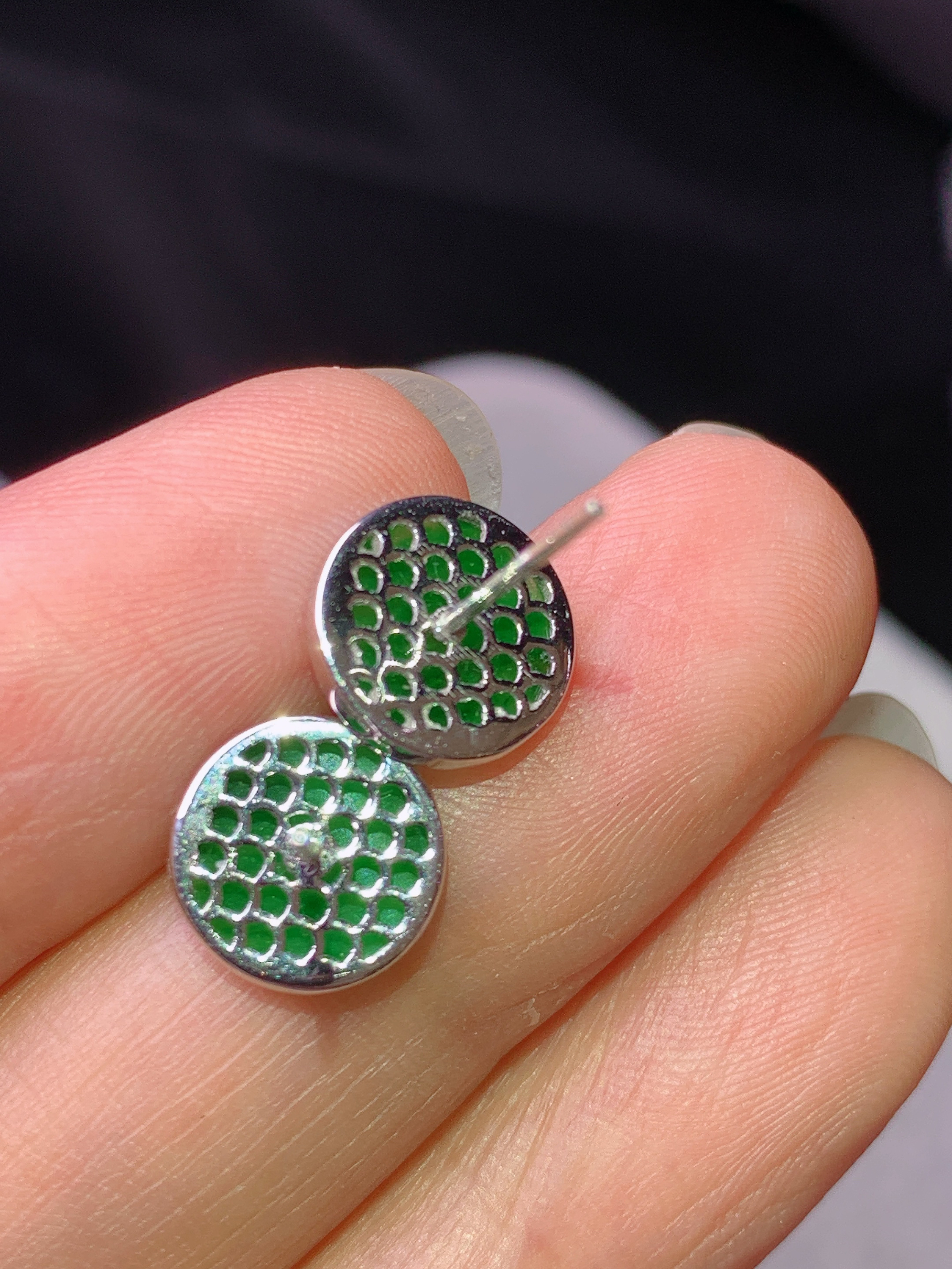 18k金镶嵌阳绿平安扣耳钉 玉质细腻 色泽艳丽清新 水润亮眼 裸石尺寸8.5*2