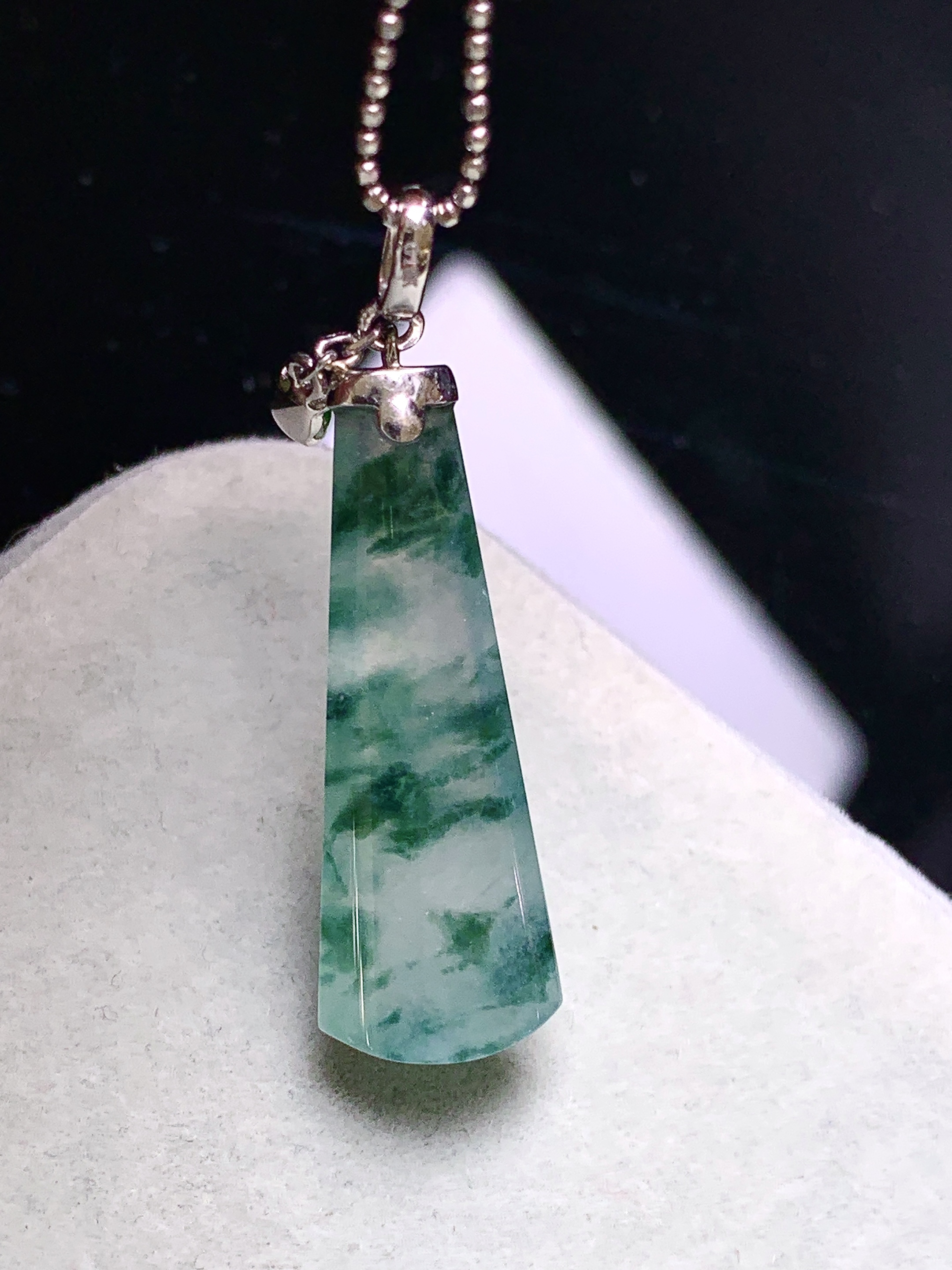 18k金钻镶嵌冰飘花玉柱吊坠 玉质细腻 色泽艳丽清新 水润亮眼 整体尺寸34.5* 9.8*5.5b1