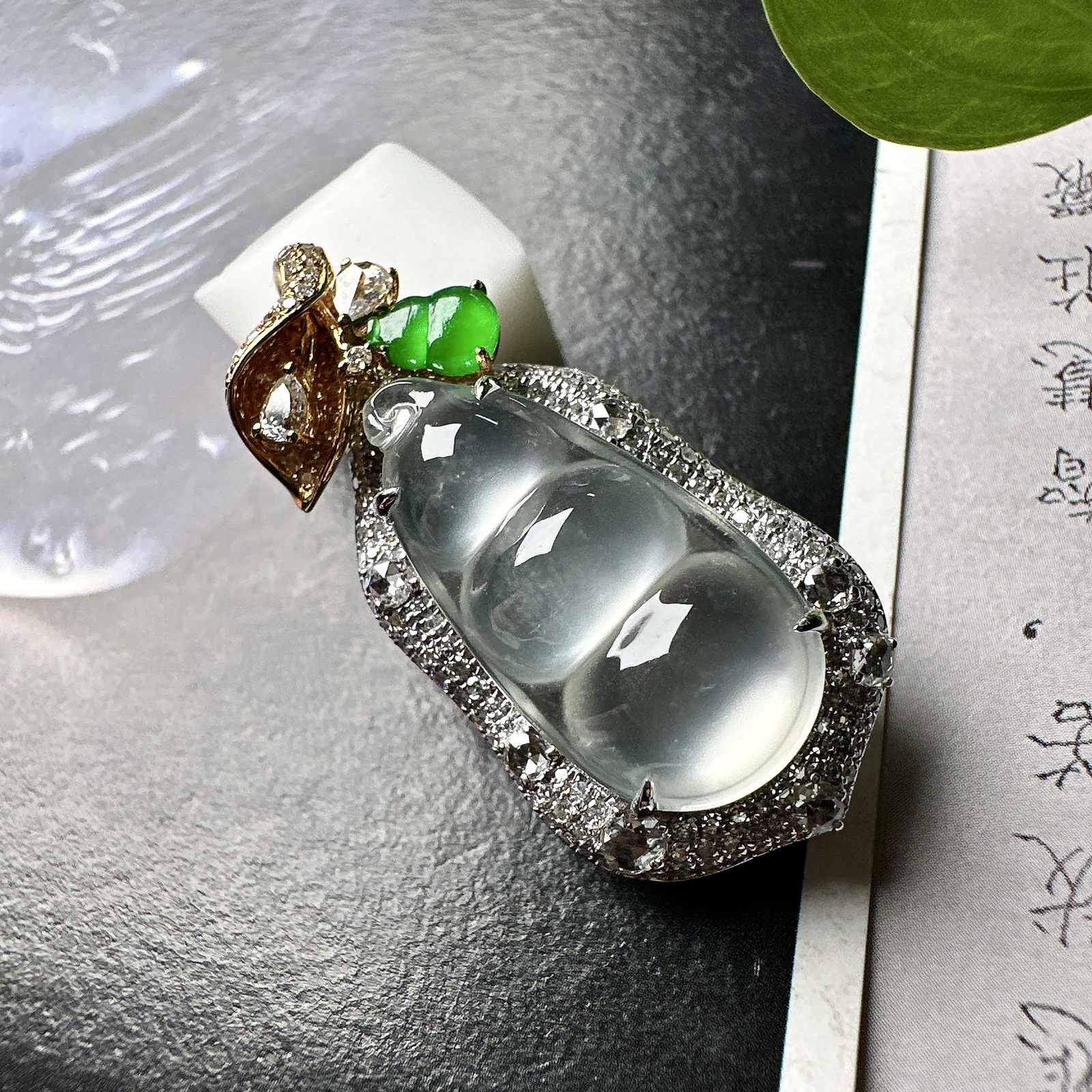 【玻璃种飘花福豆吊坠】种地上乘，冰感十足，通透起光，饱满圆润，收藏品质，18k金钻镶嵌，裸石尺寸20