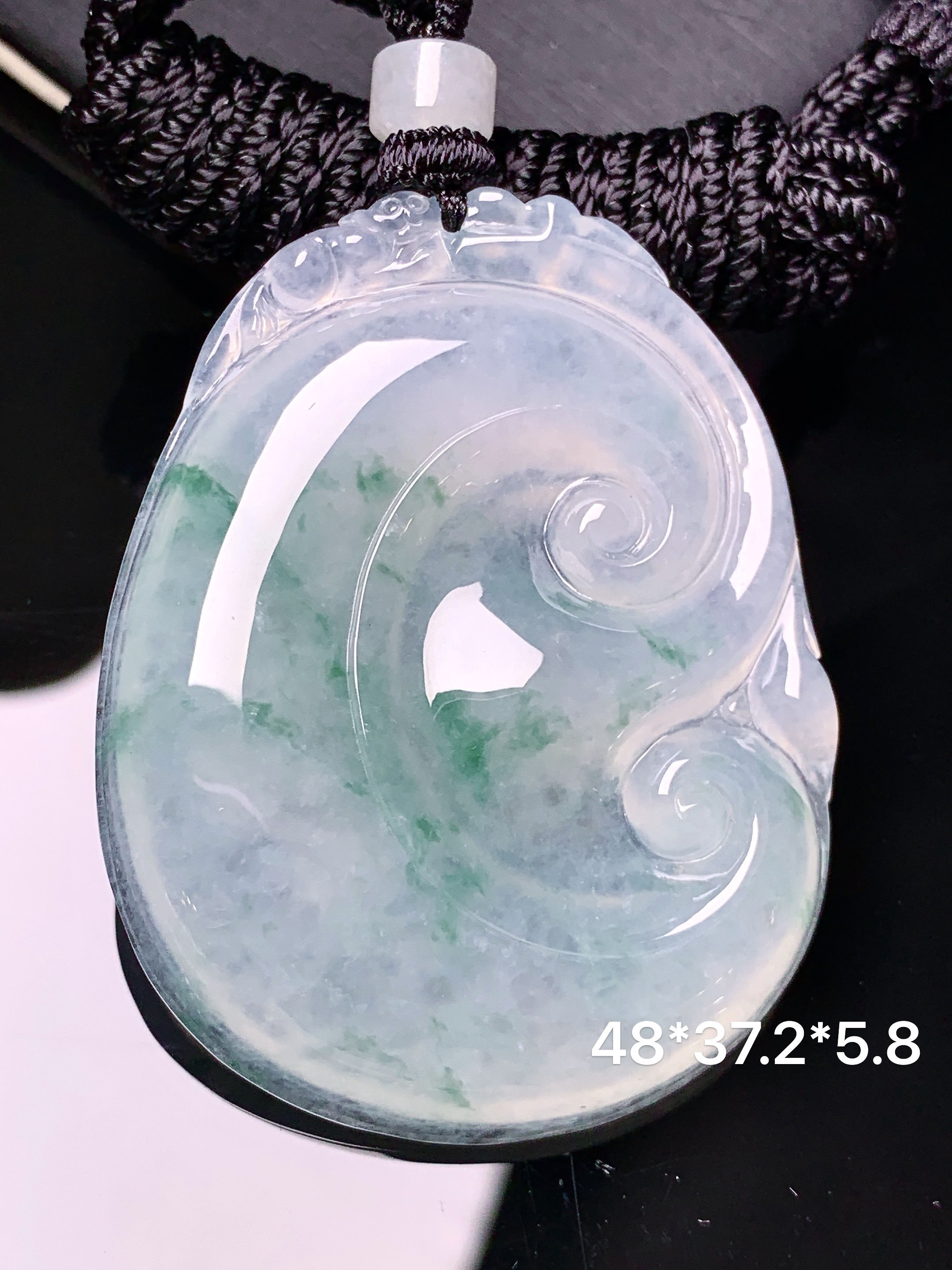 冰种飘绿如意吊坠 玉质细腻 色泽艳丽清新 水润亮眼 整体尺寸48*37.2*5.8x1