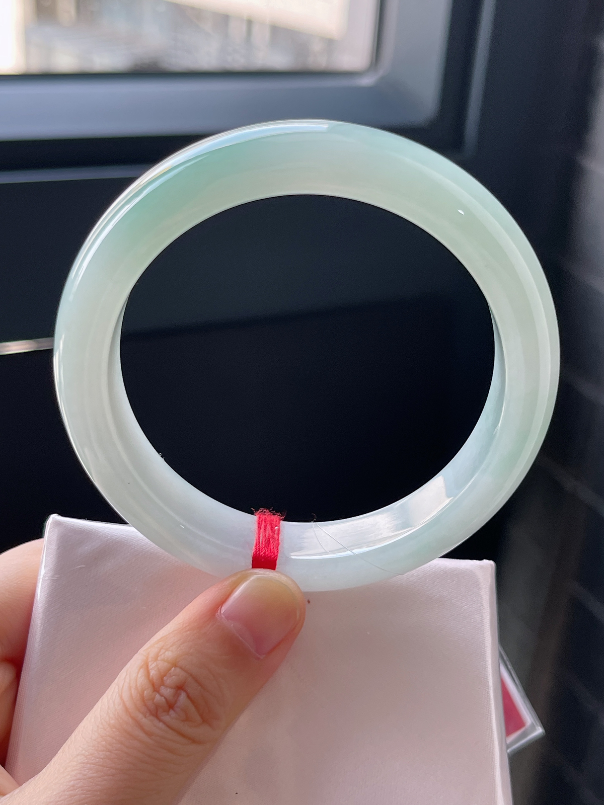 正圈57.6圈口，翡翠冰糯种淡绿色手镯