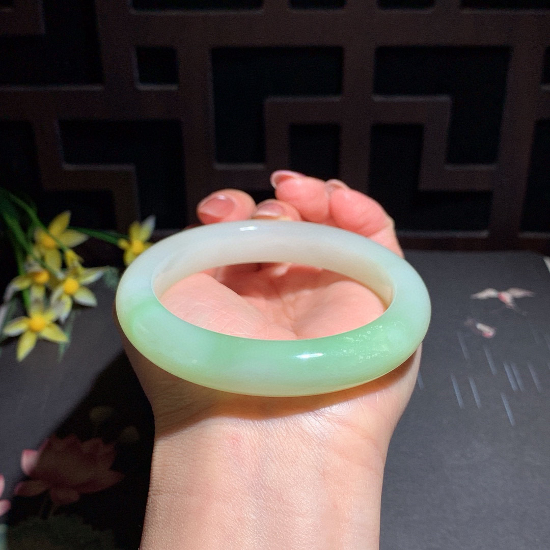 和田玉59圈口翠青手镯！玉质细腻油润 底色纯净 无裂无黑 脂粉好，品质高