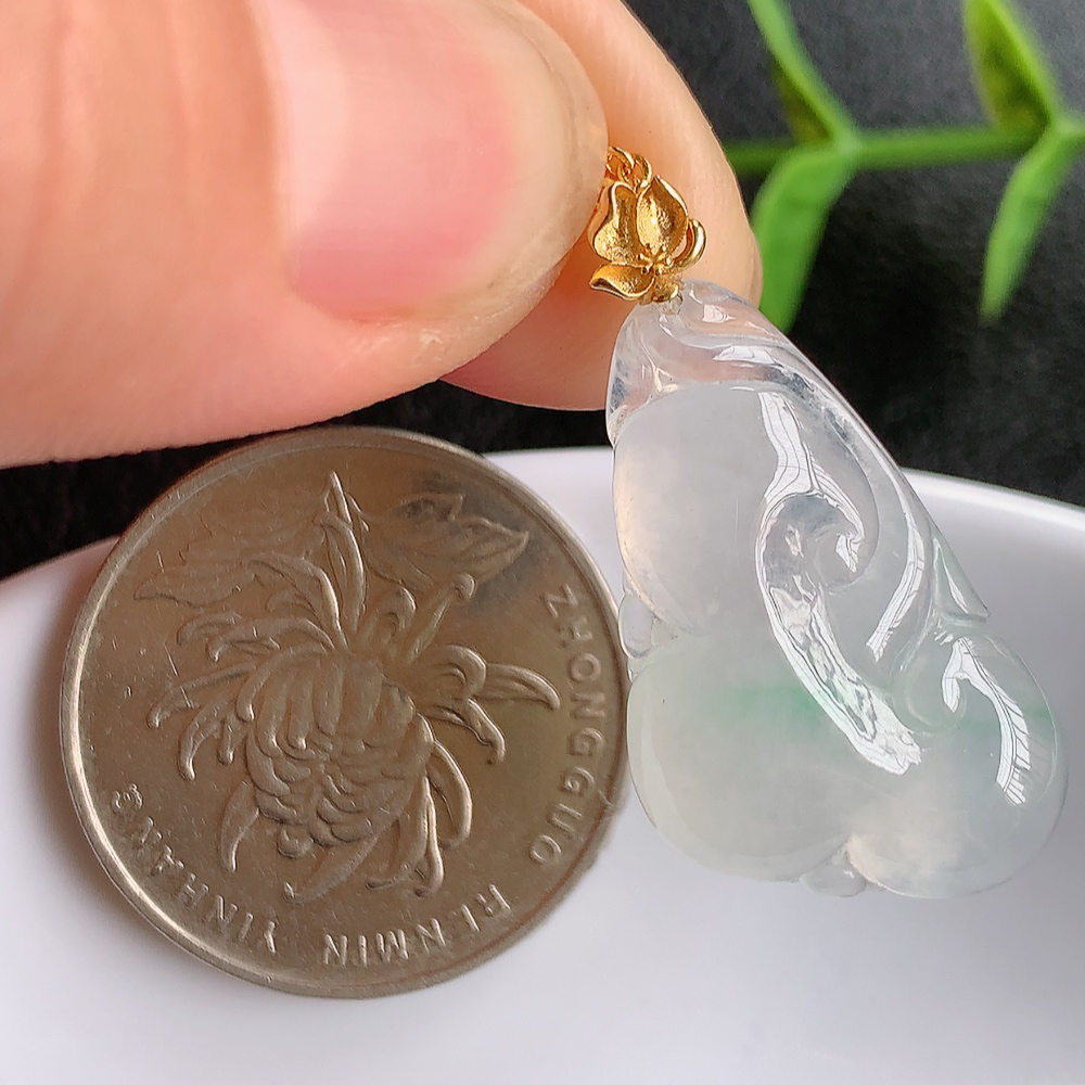 18k金扣冰润飘花吉祥如意翡翠吊坠  寓意“万事如意，吉祥如意,福寿绵长 心想事成”饱满大气，通透水润  W03.27  尺寸：25.8-15.2-4.8mm
