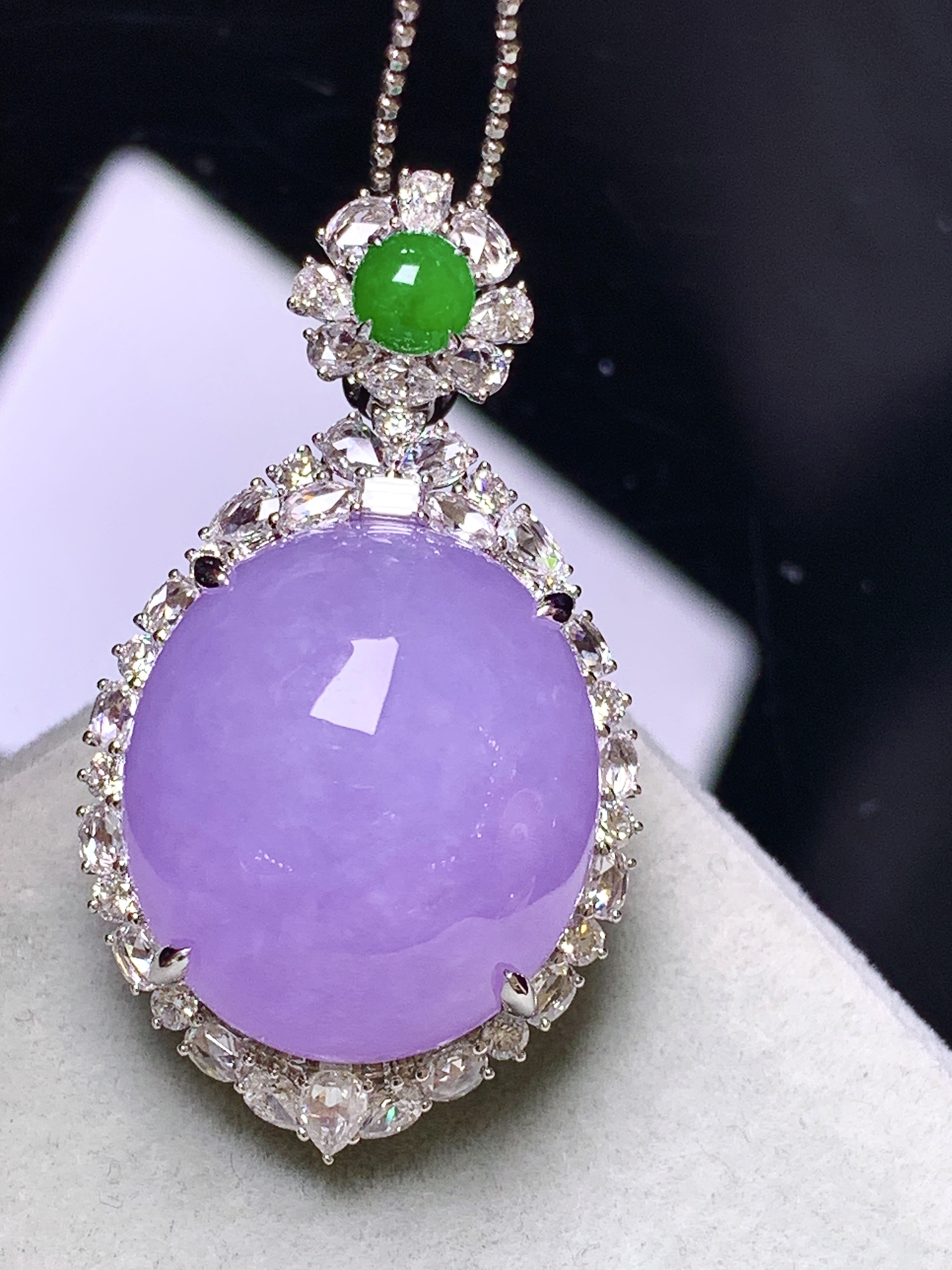 18k金钻镶嵌紫罗兰蛋面吊坠 玉质细腻 色泽艳丽清新 水润亮眼 整体尺寸37.2*21*17c4