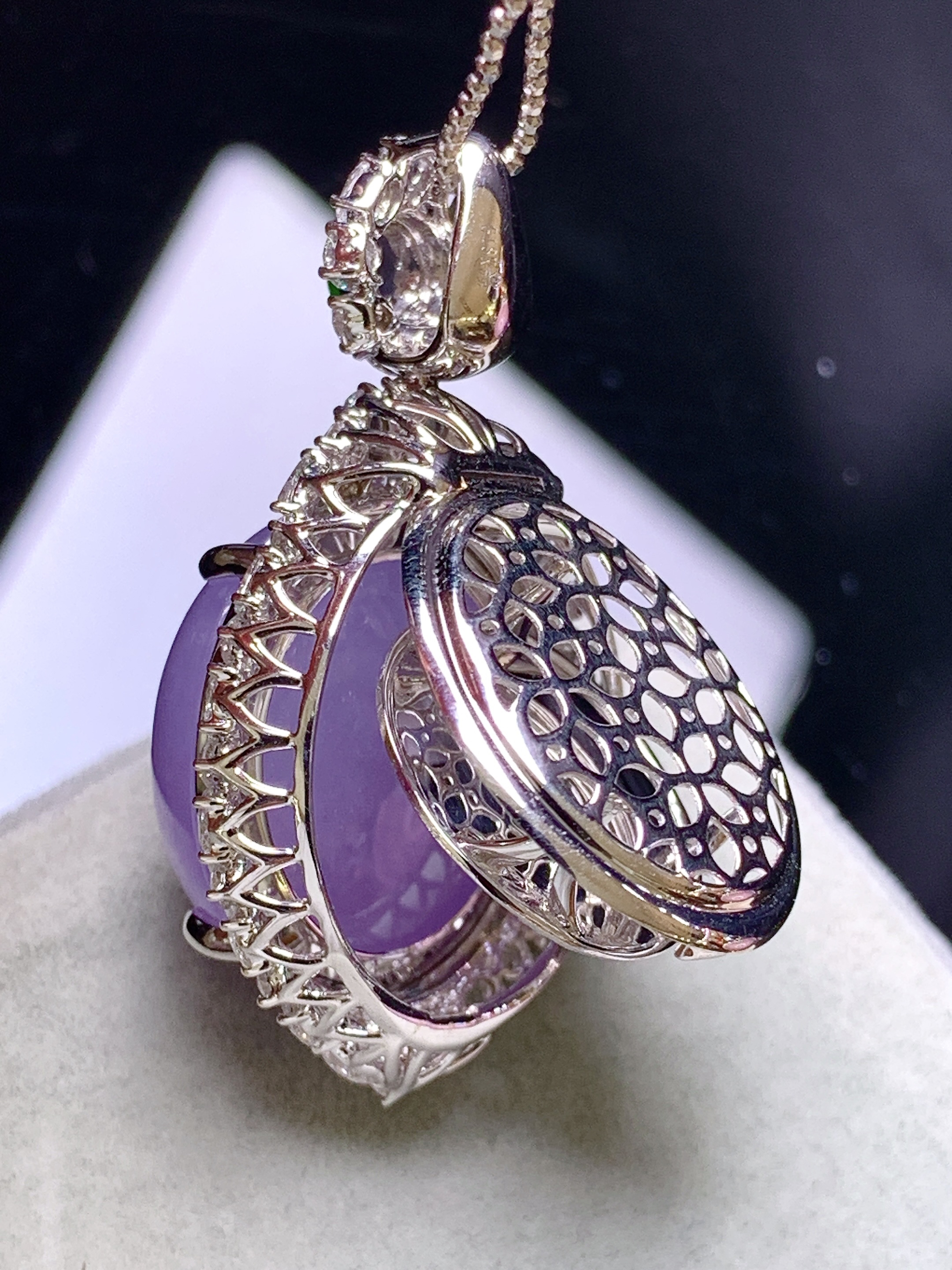 18k金钻镶嵌紫罗兰蛋面吊坠 玉质细腻 色泽艳丽清新 水润亮眼 整体尺寸37.2*21*17c4