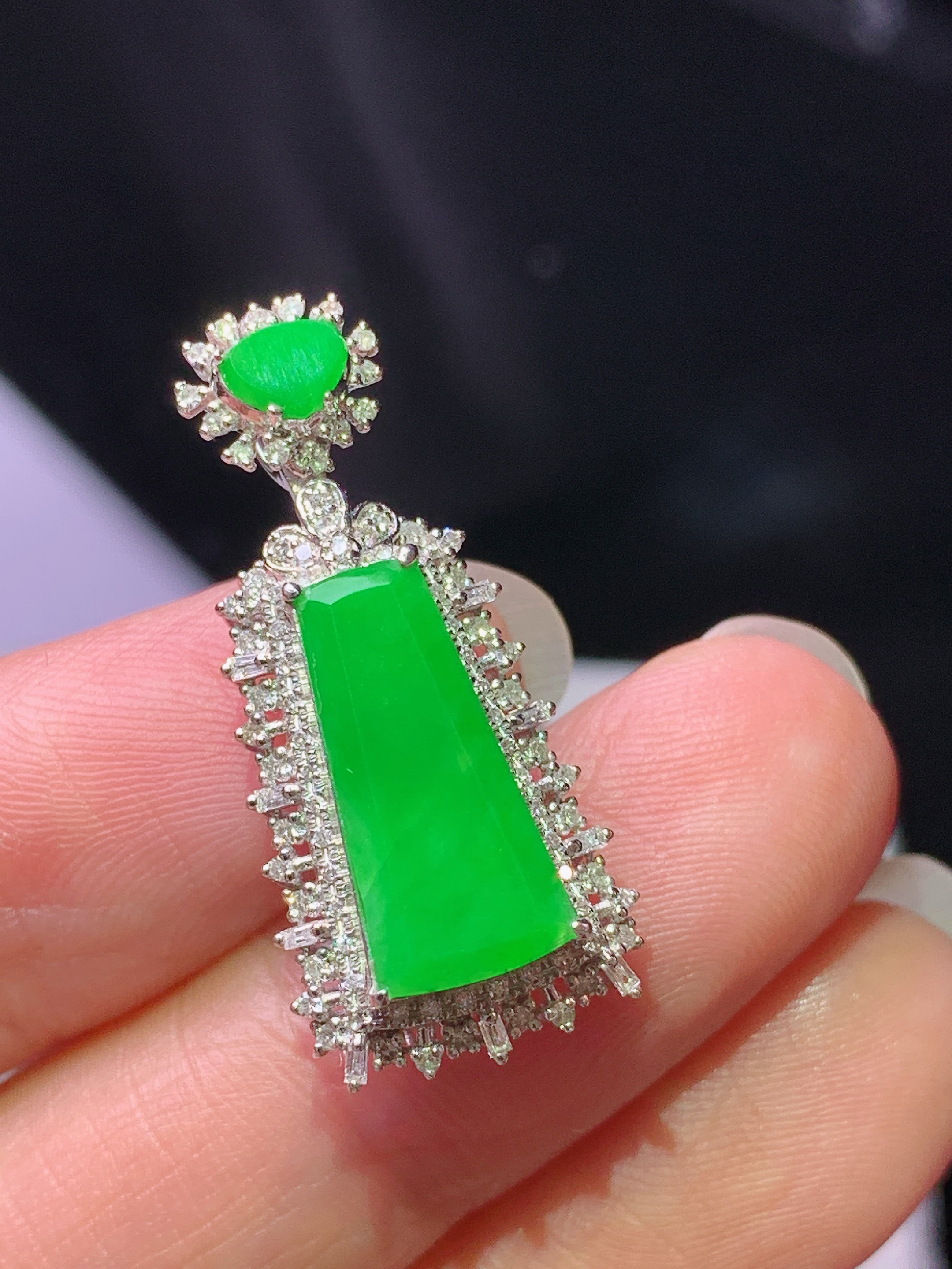 18k金钻镶嵌阳绿无事牌吊坠 玉质细腻 色泽艳丽清新 水润亮眼 整体尺寸28.5*12.6*7.6x