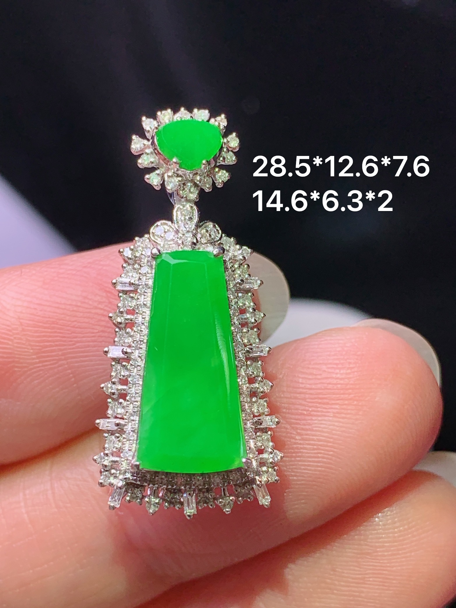 18k金钻镶嵌阳绿无事牌吊坠 玉质细腻 色泽艳丽清新 水润亮眼 整体尺寸28.5*12.6*7.6x2