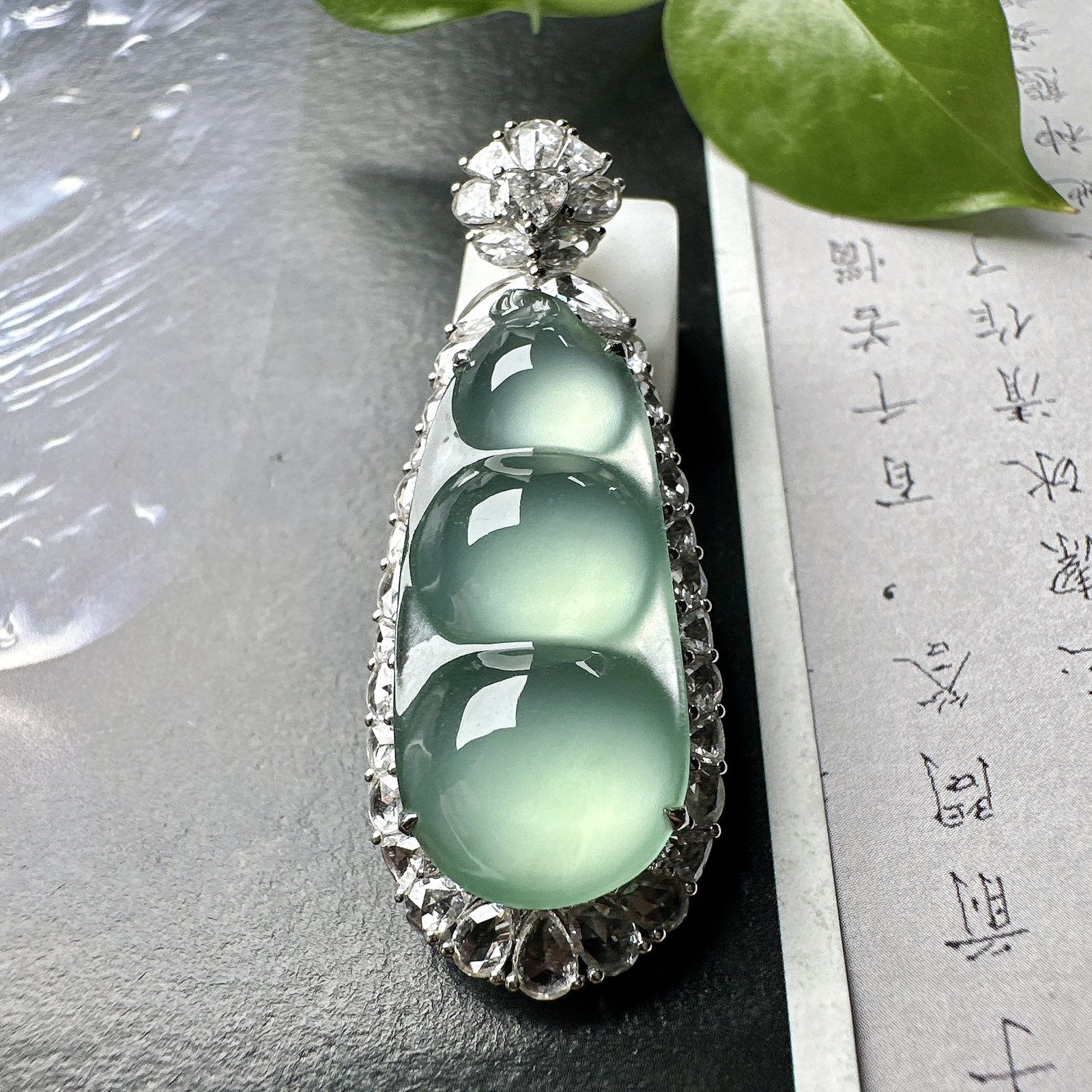 【冰种晴绿福豆吊坠】种地上乘，冰感十足，通透起光，饱满圆润，收藏品质，18k金钻镶嵌，裸石尺寸26.