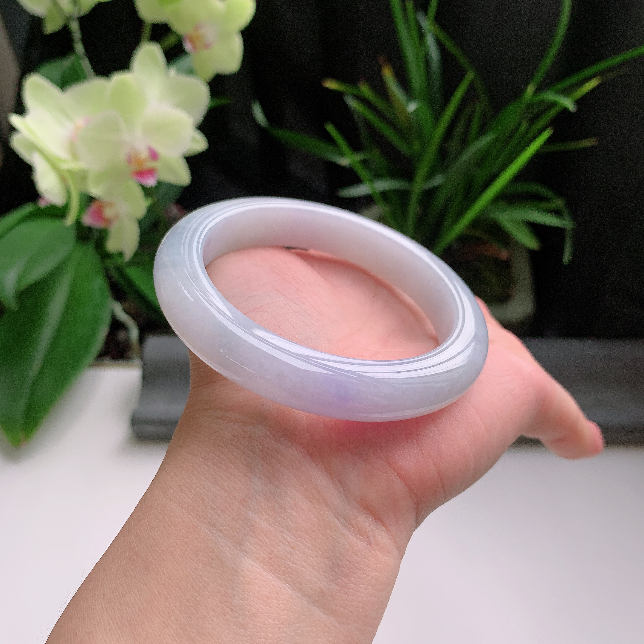 正圈58圈口，天然A货翡翠冰糯种水润飘紫玉手镯，水润秀丽，飘花灵动，种水十足，视觉甜美可人，恰到好处的美，十分高雅耐看，条形优美，上手优雅大方。68.00