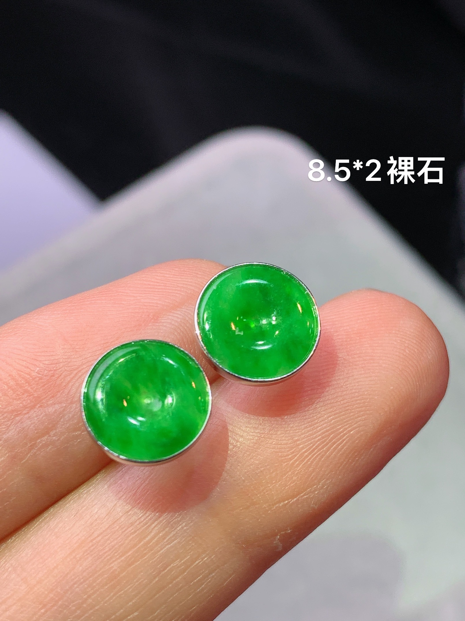 18k金镶嵌阳绿平安扣耳钉 玉质细腻 色泽艳丽清新 水润亮眼 裸石尺寸8.5*2