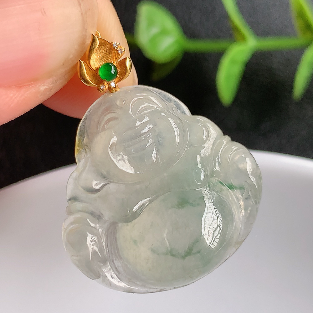 18k金扣冰润飘花佛公挂件 玉质细腻  精雕弥勒佛，笑佛福耳垂肩，面相喜庆，开怀大笑，憨态可掬。惟妙惟肖，寓意福禄双全，吉祥美满，笑口常开 W03.27  尺寸：23-23.5-6mm