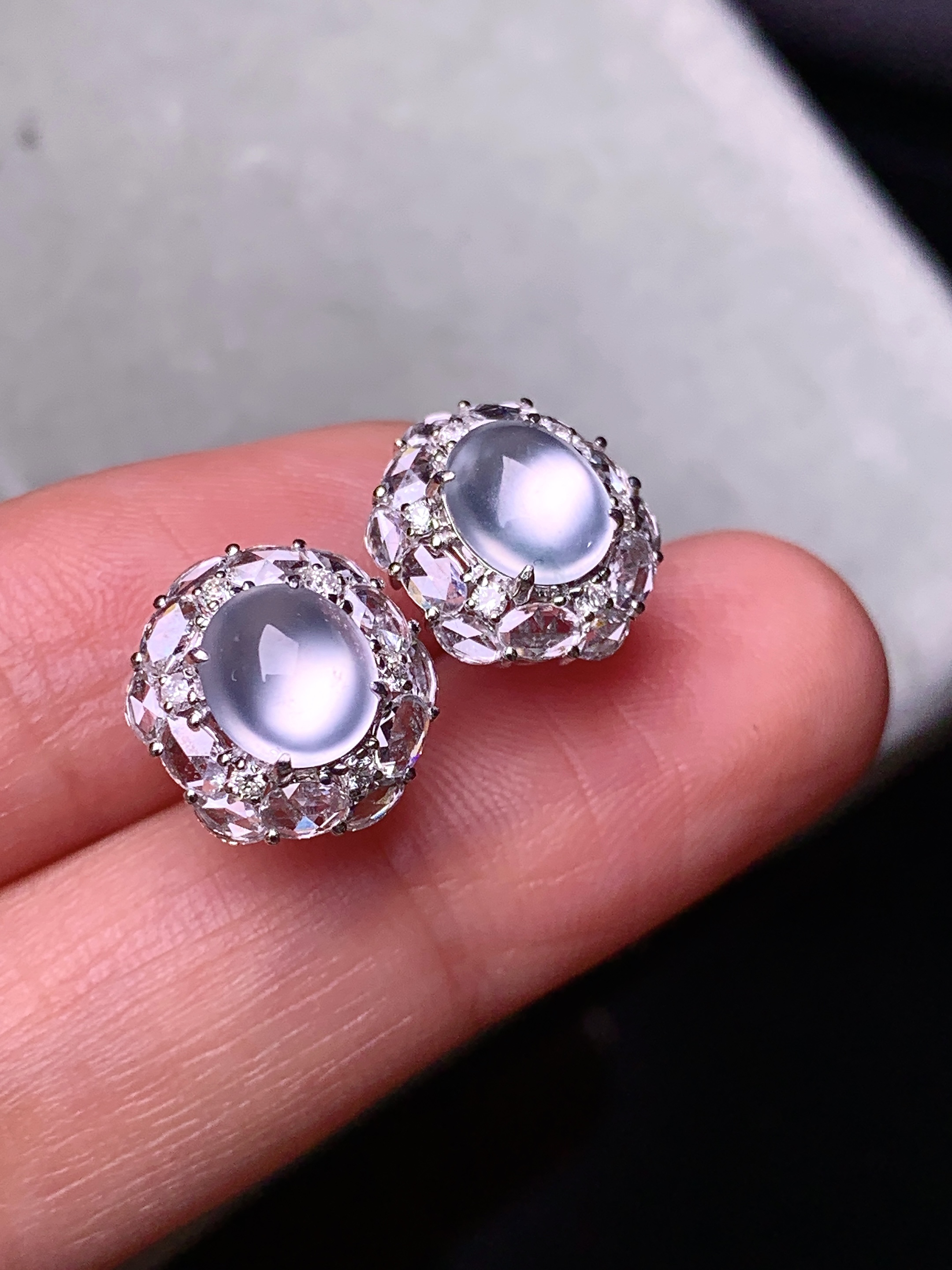 18k金钻镶嵌玻璃种蛋面耳钉 玉质细腻 色泽艳丽清新 水润亮眼 整体尺寸11.8*10.6*7.5m