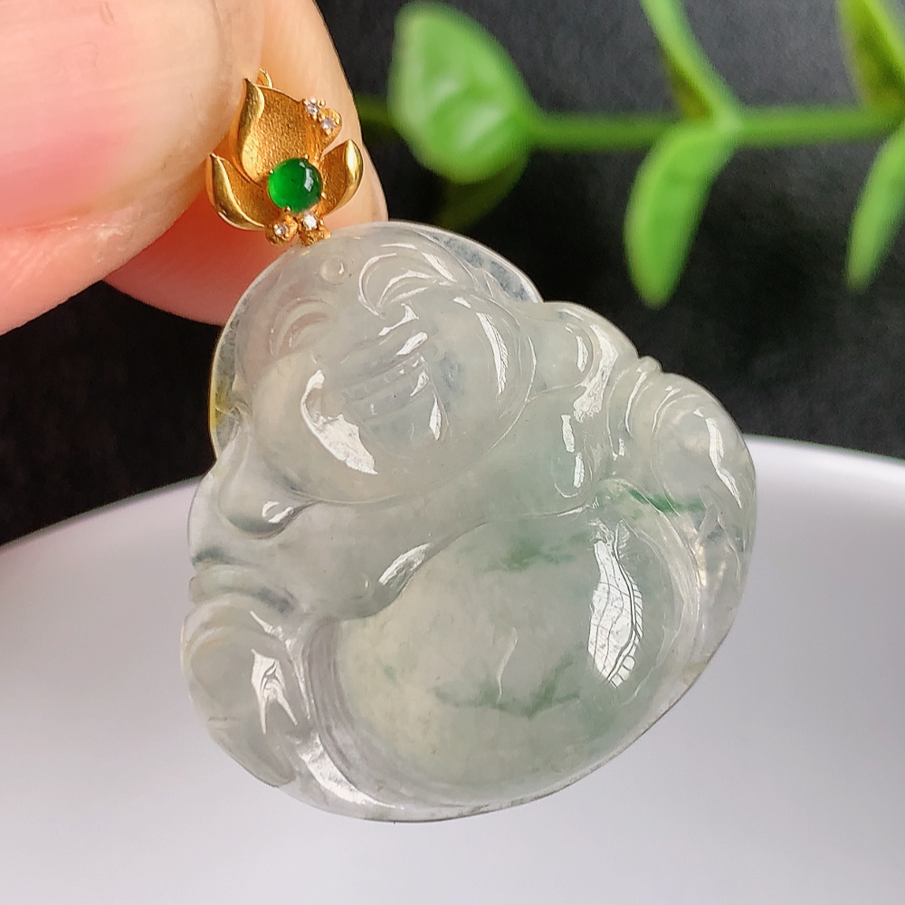 18k金扣冰润飘花佛公挂件 玉质细腻  精雕弥勒佛，笑佛福耳垂肩，面相喜庆，开怀大笑，憨态可掬。惟妙惟肖，寓意福禄双全，吉祥美满，笑口常开 W03.27  尺寸：23-23.5-6mm