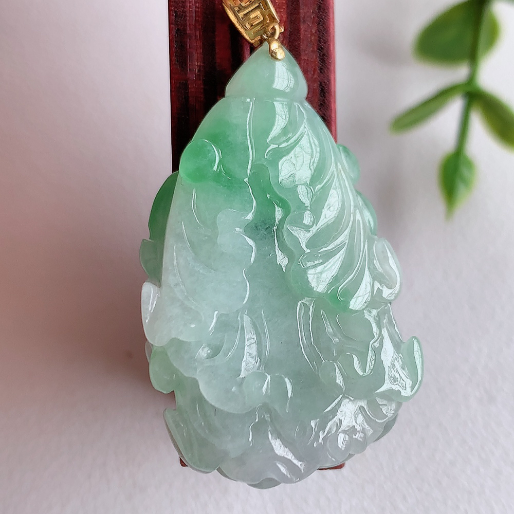 18k金扣冰润飘绿白菜吊坠  玉质细腻，巧雕白菜，叶脉纹理细密，饱和紧密;茎叶粗壮有力，白菜”音通“百财”，“玉”通“遇”，合起来就是“遇百财”之意，寄予事业生活中财源广进，一帆风顺 W03.27 尺寸：35-22-11mm