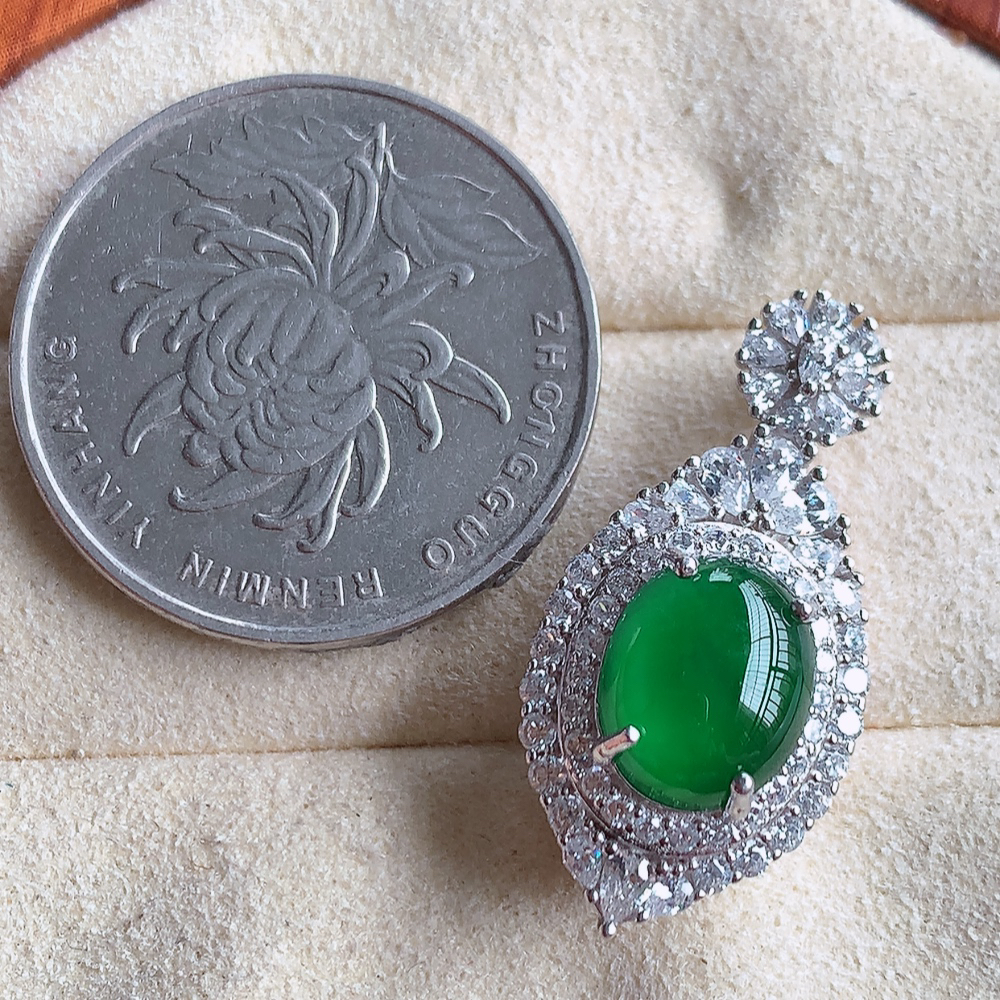 冰润飘绿蛋面翡翠吊坠，925银饰镶嵌  质地细腻，清秀高雅，饱满圆润  款式大方经典，颜色鲜艳，沁人心脾，高质量精品   W815.27  整体尺寸：27.5-13.5-11.8mm   裸石尺寸：10-8mm