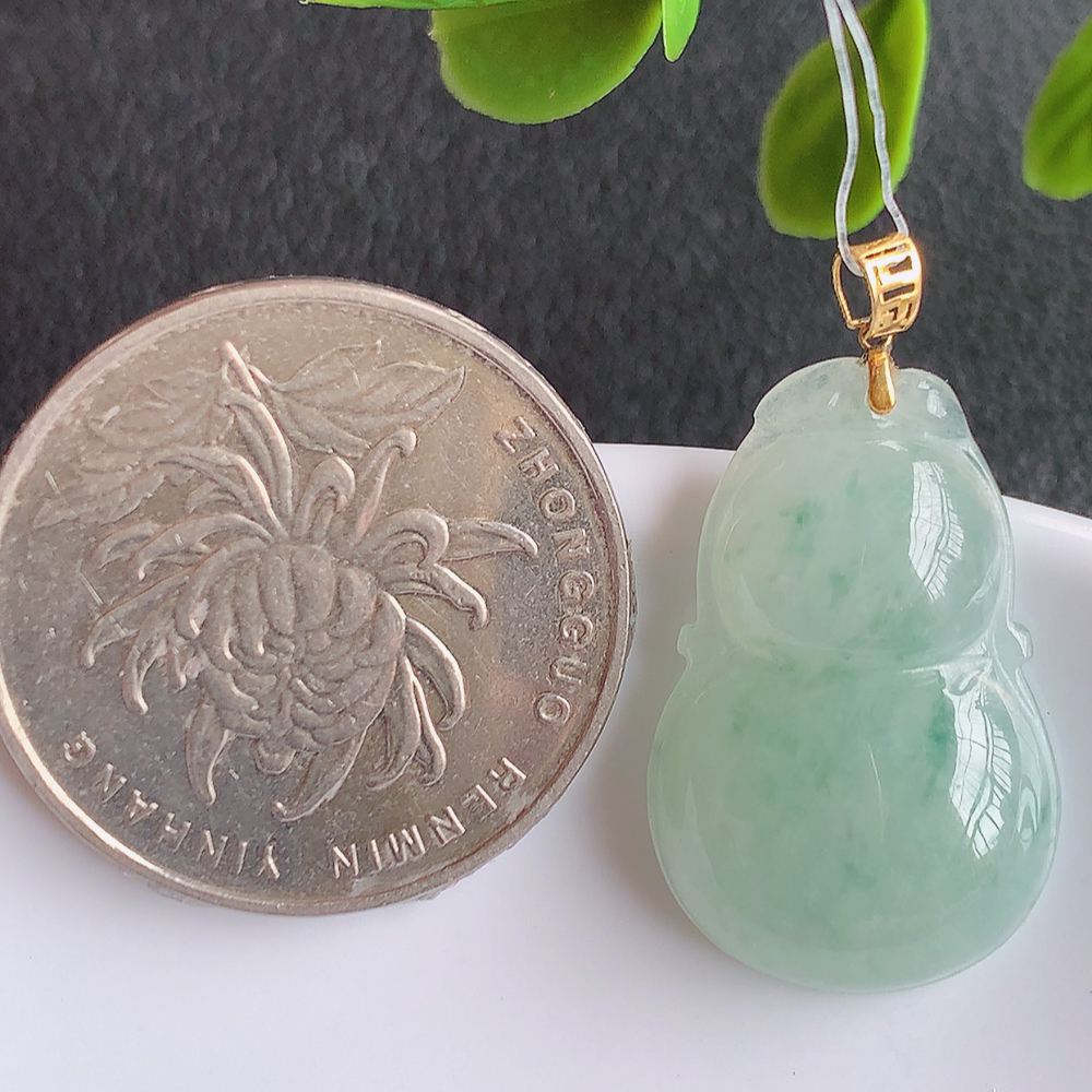 18k金扣冰润飘花葫芦翡翠吊坠  寓意“福禄双全，加官进爵，财源滚滚” 莹润通透，抱满大气  清新脱俗    W449.27尺寸：24.3-15.6-5.3mm