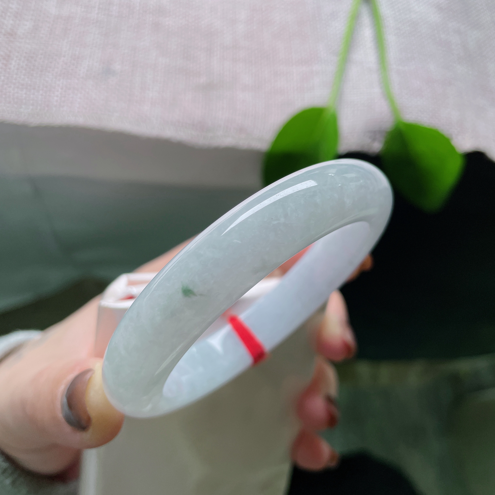 55.7/12.2/9.6，紫罗兰正圈，玉质温温似月华，此镯轻缠，岁岁清嘉。ss51907a..