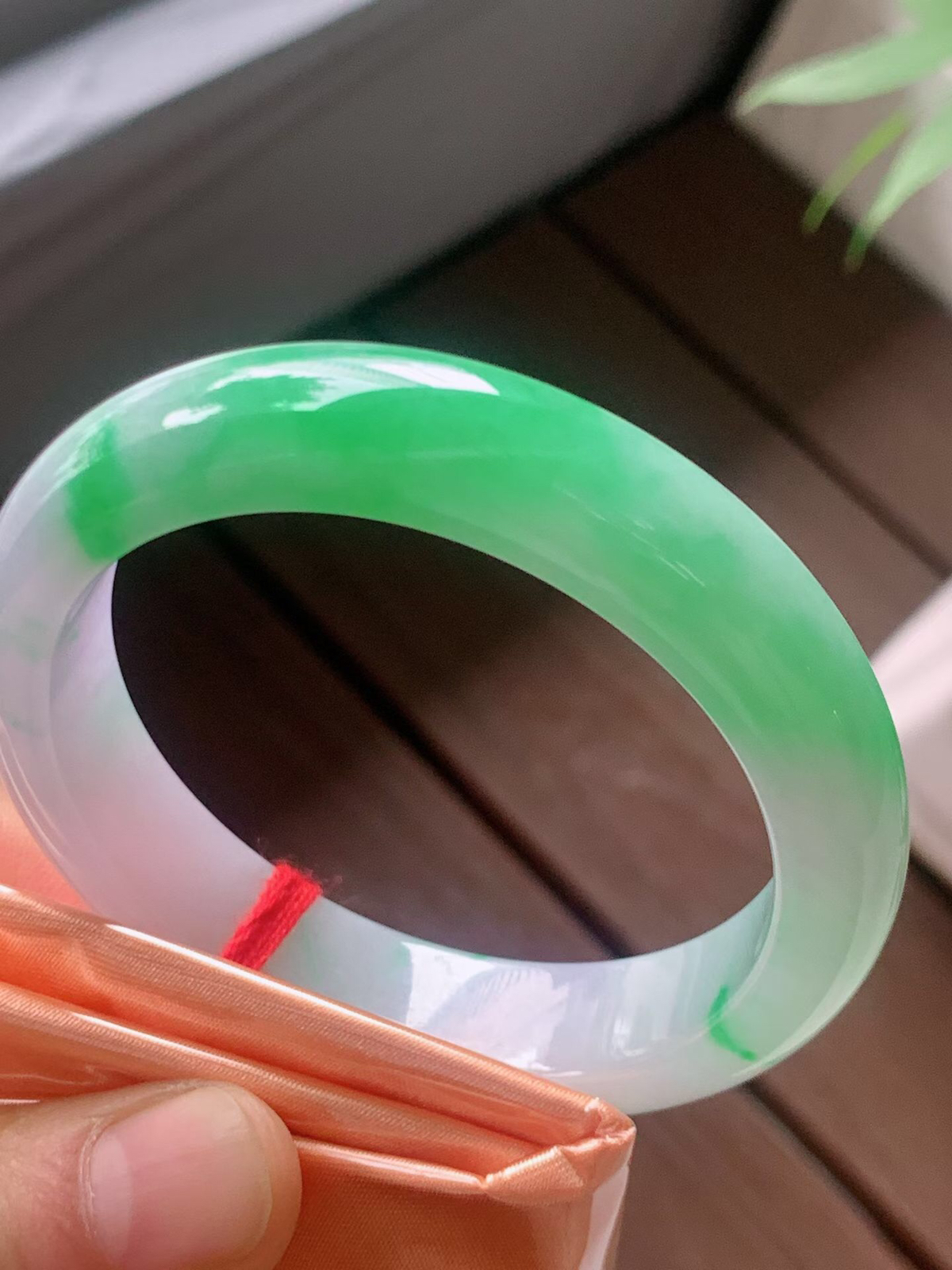 【翡翠名称】冰紫罗兰飘阳绿54.5正圈口手镯
【翡翠尺寸】54.5/12.8/8.3mm适合53.5-56正圈口佩戴
【翡翠描述】宝贝种老水足，玉质细腻，色泽靓丽，性价比高，佩戴效果好！
【其它赠送】权威证书/精美挂绳盒子/支持全国复检