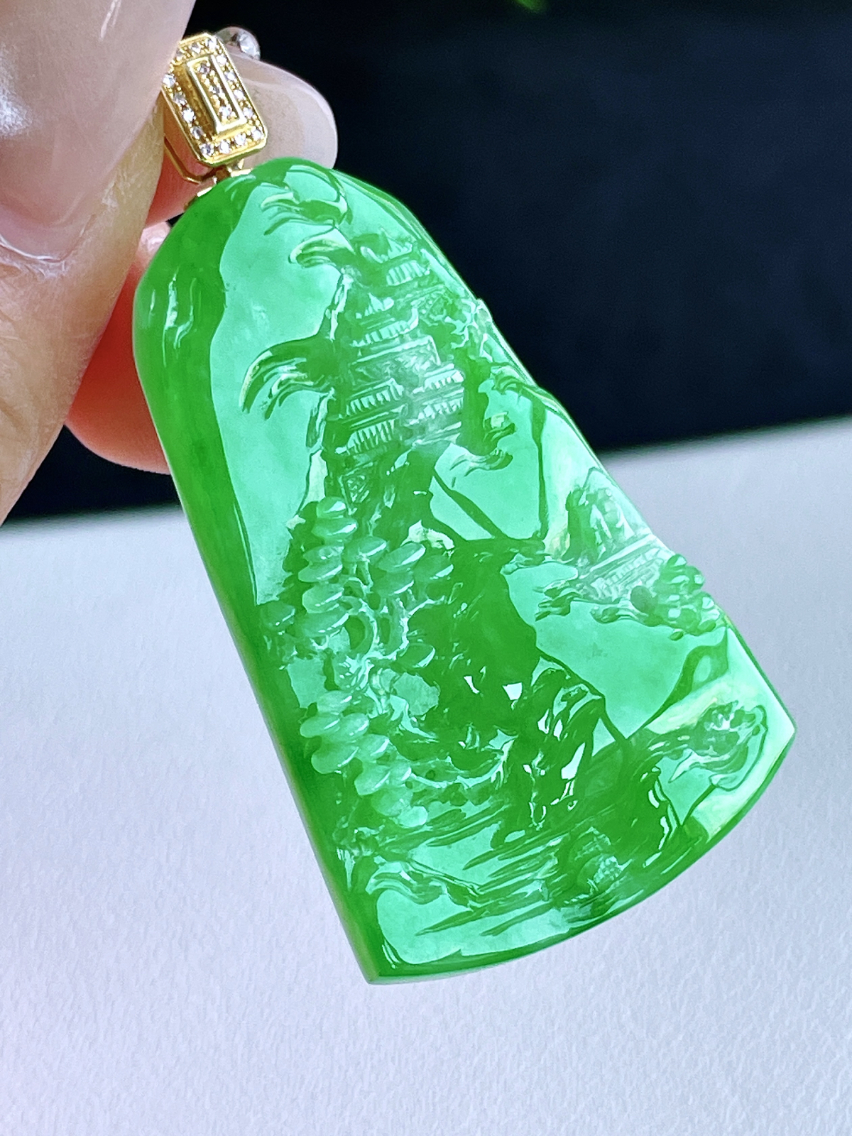 【镶嵌】冰阳绿山水牌大山水牌吊坠  
【说明】缅料 18k金镶嵌 性价比高  
【整体】56.3
【裸石】47.7-31.8-5.7..