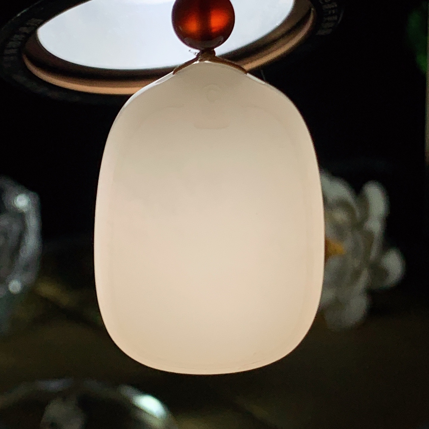 新疆和田玉羊脂白平安无事牌挂件。尺寸42/30/10重32.5克 玉质细腻油润。手推出油。佩戴高端典雅。lt260428