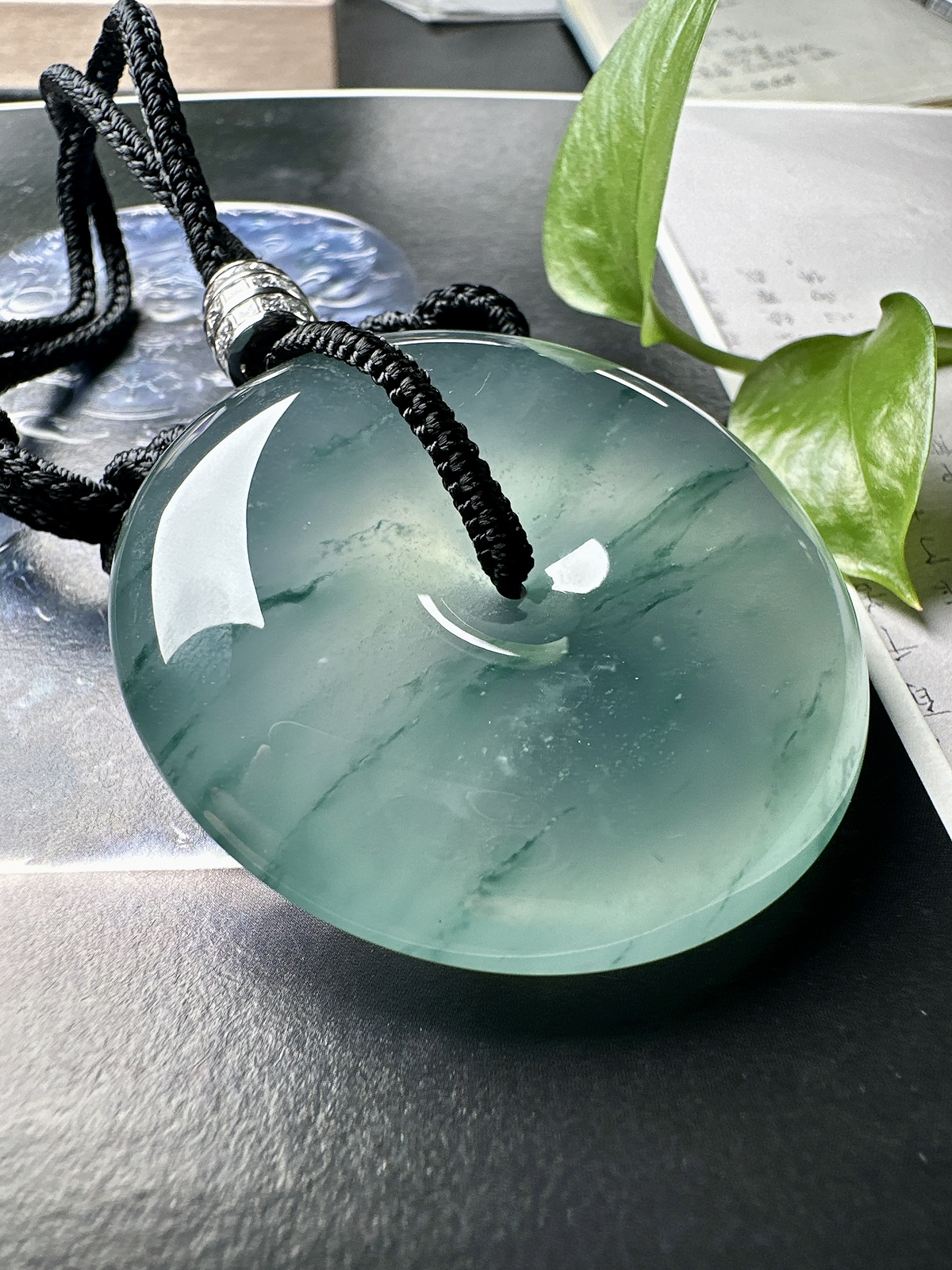 【冰种飘花巨无霸平安扣】质地非常细腻，冰润十足，种老冰透，花色灵动，收藏品质。