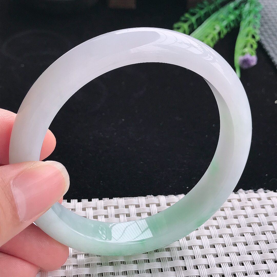实拍A货翡翠63/12.5/8.5大圈口老坑精美冰润飘绿手镯翡翠玉镯手环