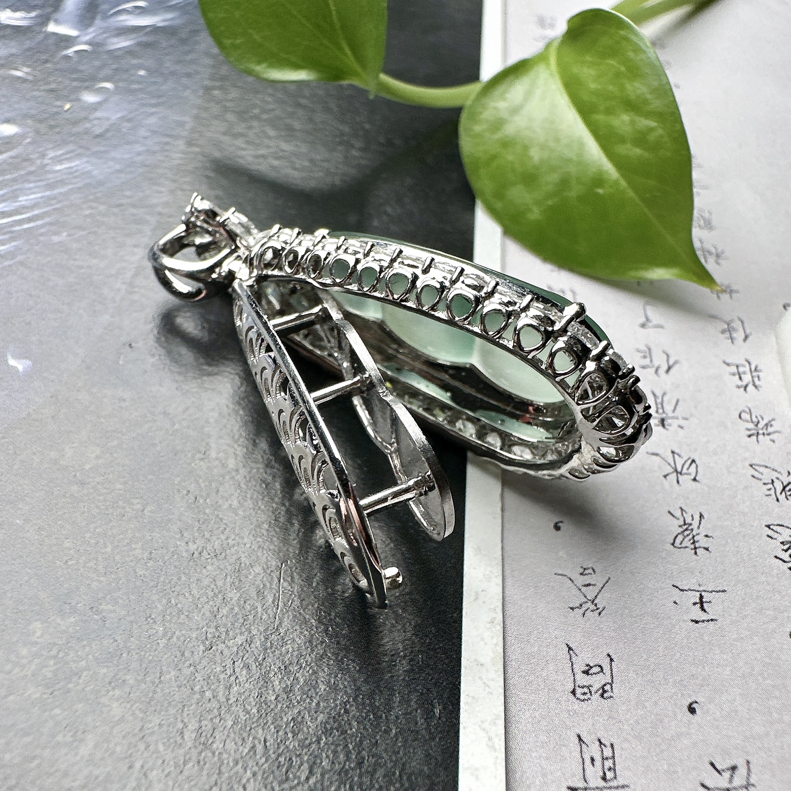 【冰种晴绿福豆吊坠】种地上乘，冰感十足，通透起光，饱满圆润，收藏品质，18k金钻镶嵌，裸石尺寸26.2*12*4.2毫米