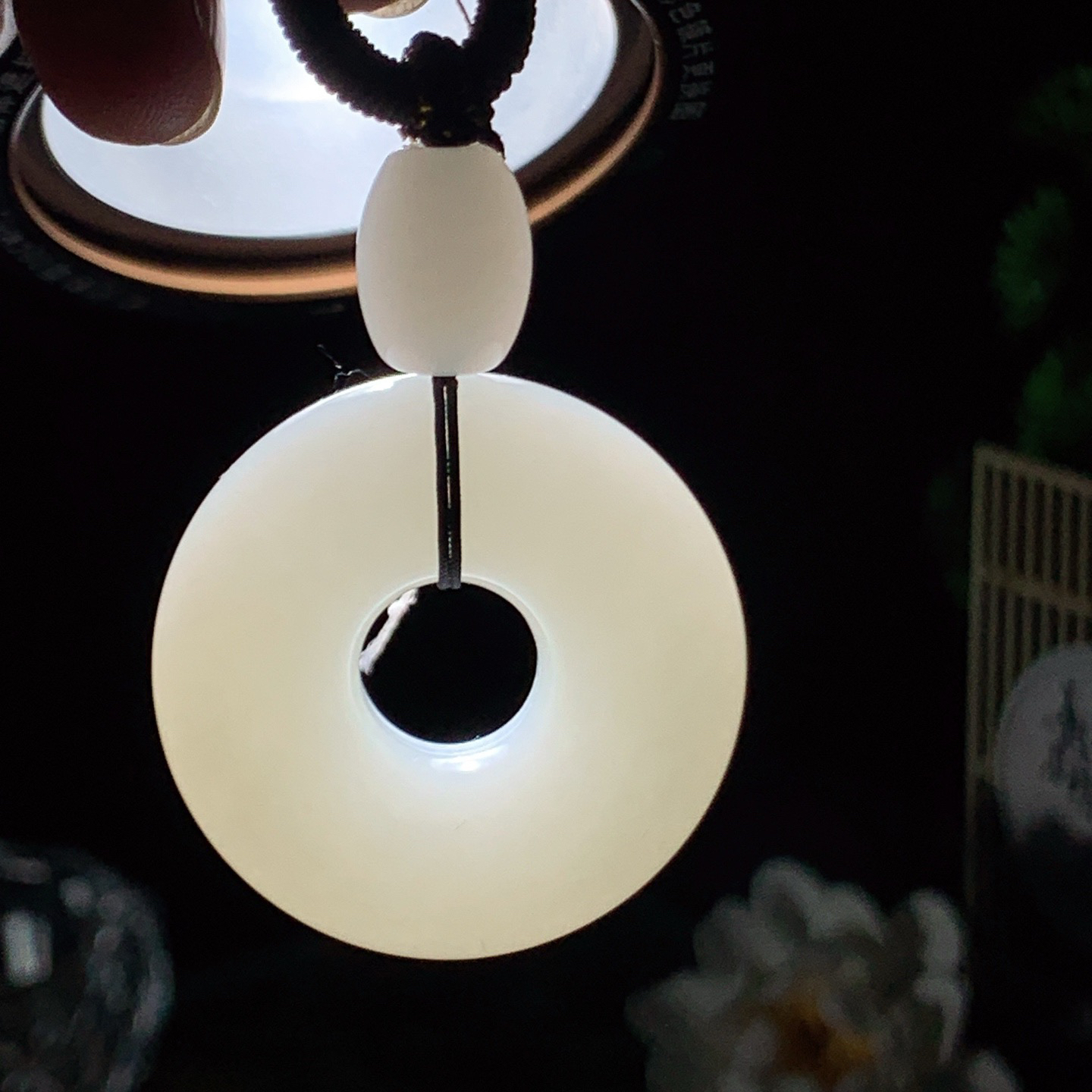 新疆和田玉羊脂白平安环怀古挂件。尺寸35/12重32.8克 玉质细腻油润。手推出油。佩戴高端典雅。lt260428