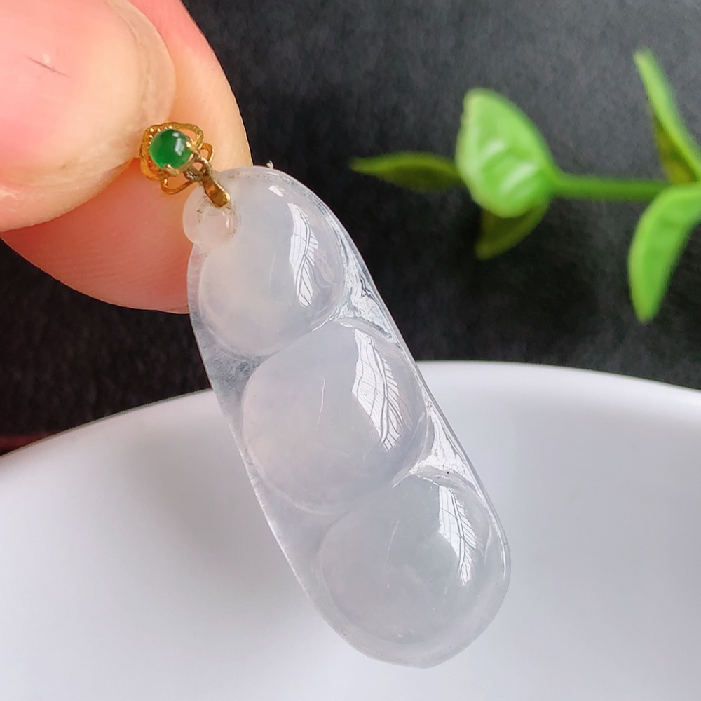 18k金扣冰润福豆翡翠挂件，老种飘花  冰清玉洁  胶感十足  寓意“四季平安，福气满满”颜色鲜艳，清新自然，饱满通透   W03.27  尺寸：30.3-11.8-3.8mm