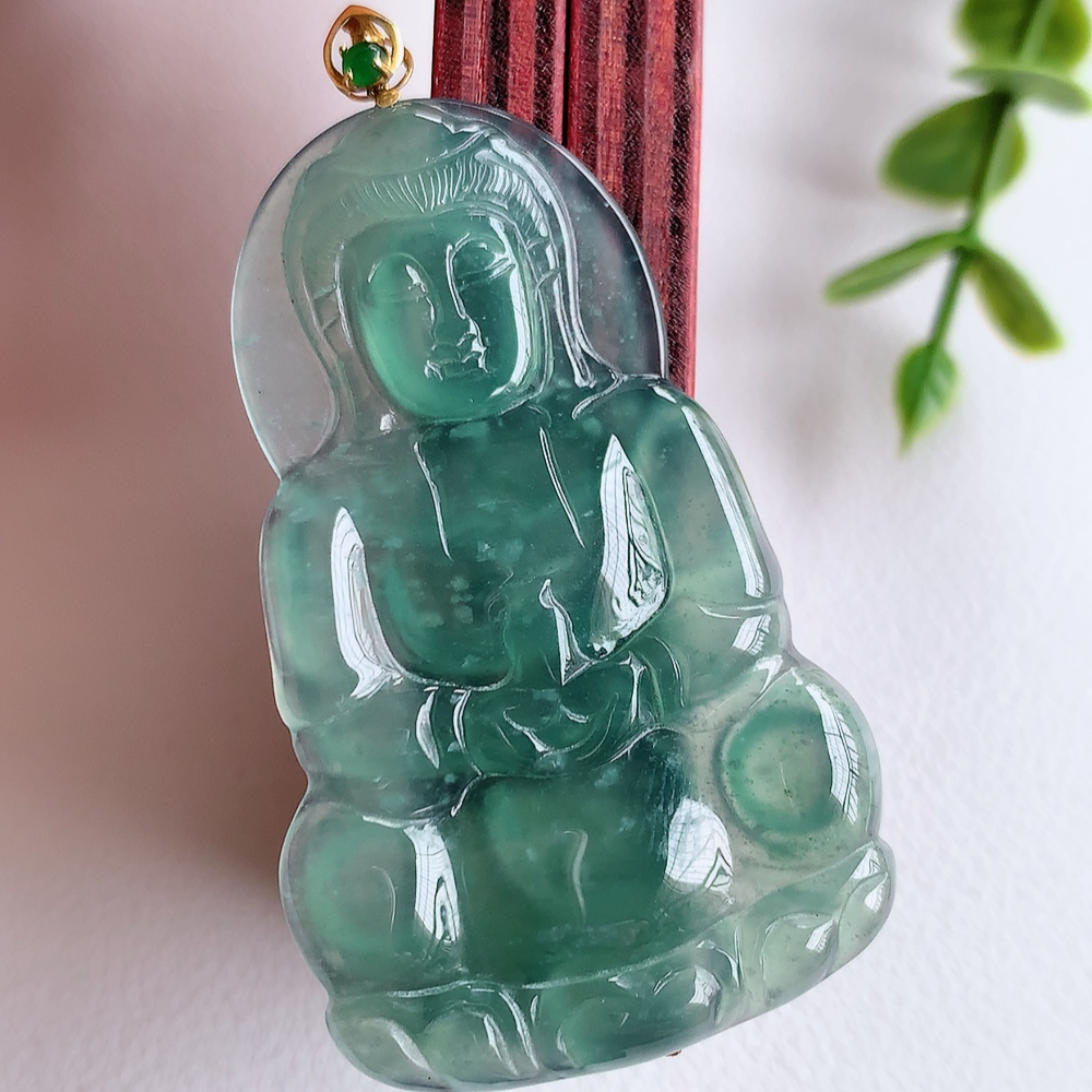 18k金扣蓝冰精雕观音吊坠，法相端庄大气，工艺精湛，种色浓郁，细腻饱满冰润，种老水足，收藏佳品，佩戴大气  W03.27   尺寸：49-30-3.5mm