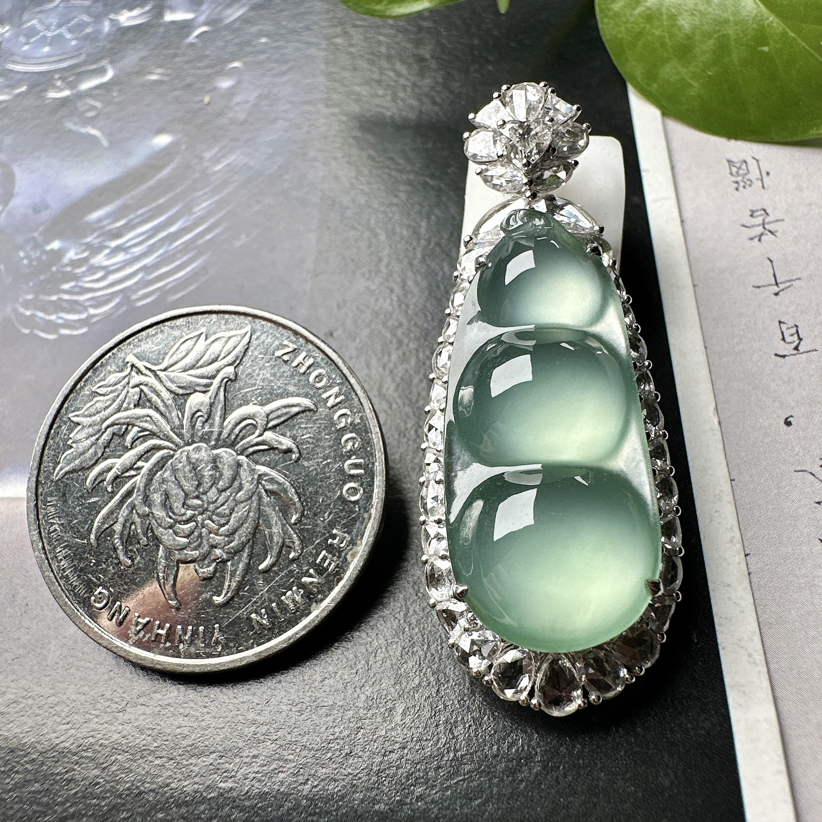 【冰种晴绿福豆吊坠】种地上乘，冰感十足，通透起光，饱满圆润，收藏品质，18k金钻镶嵌，裸石尺寸26.2*12*4.2毫米
