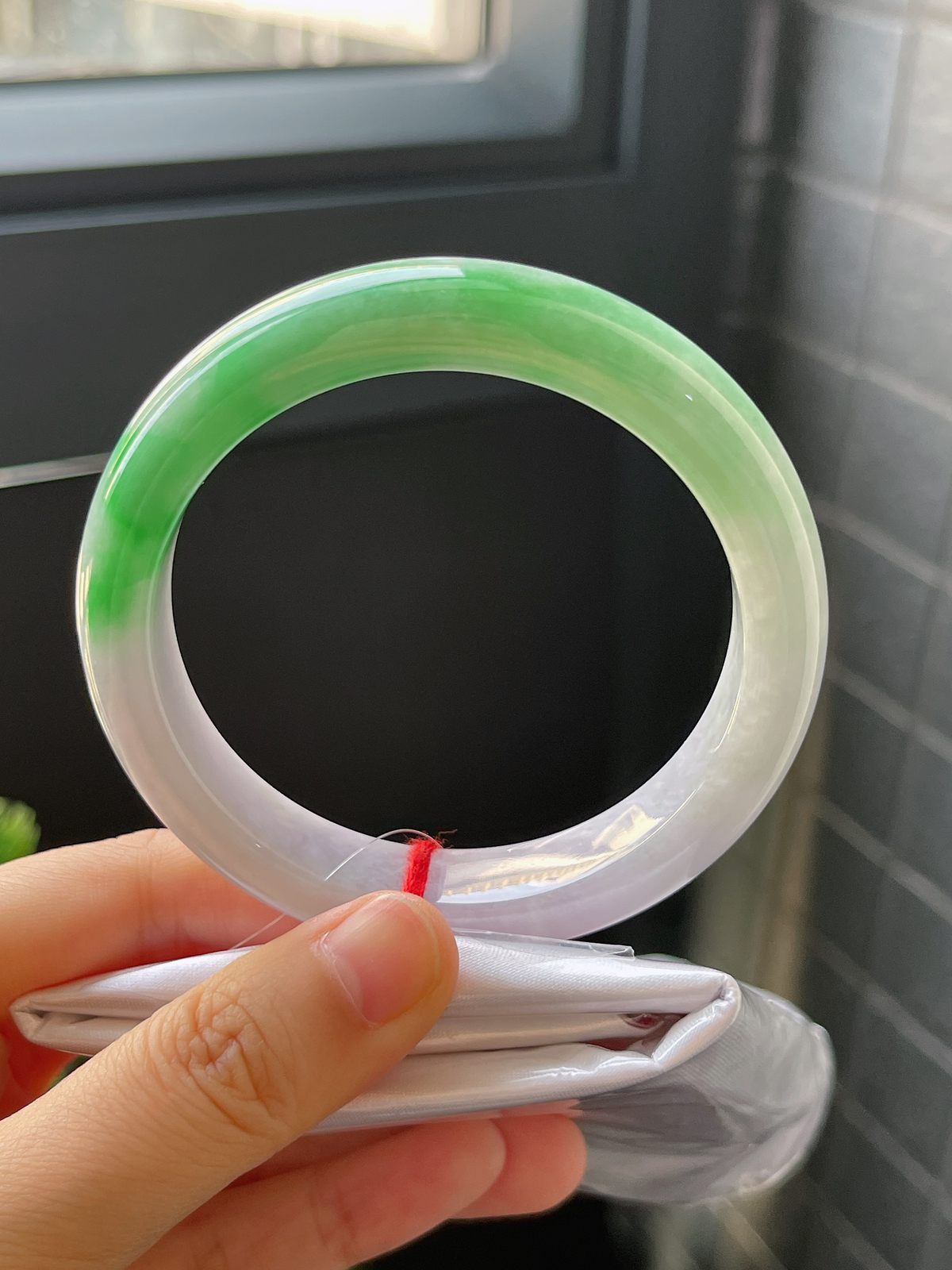 正圈57圈口，翡翠糯化种飘绿手镯