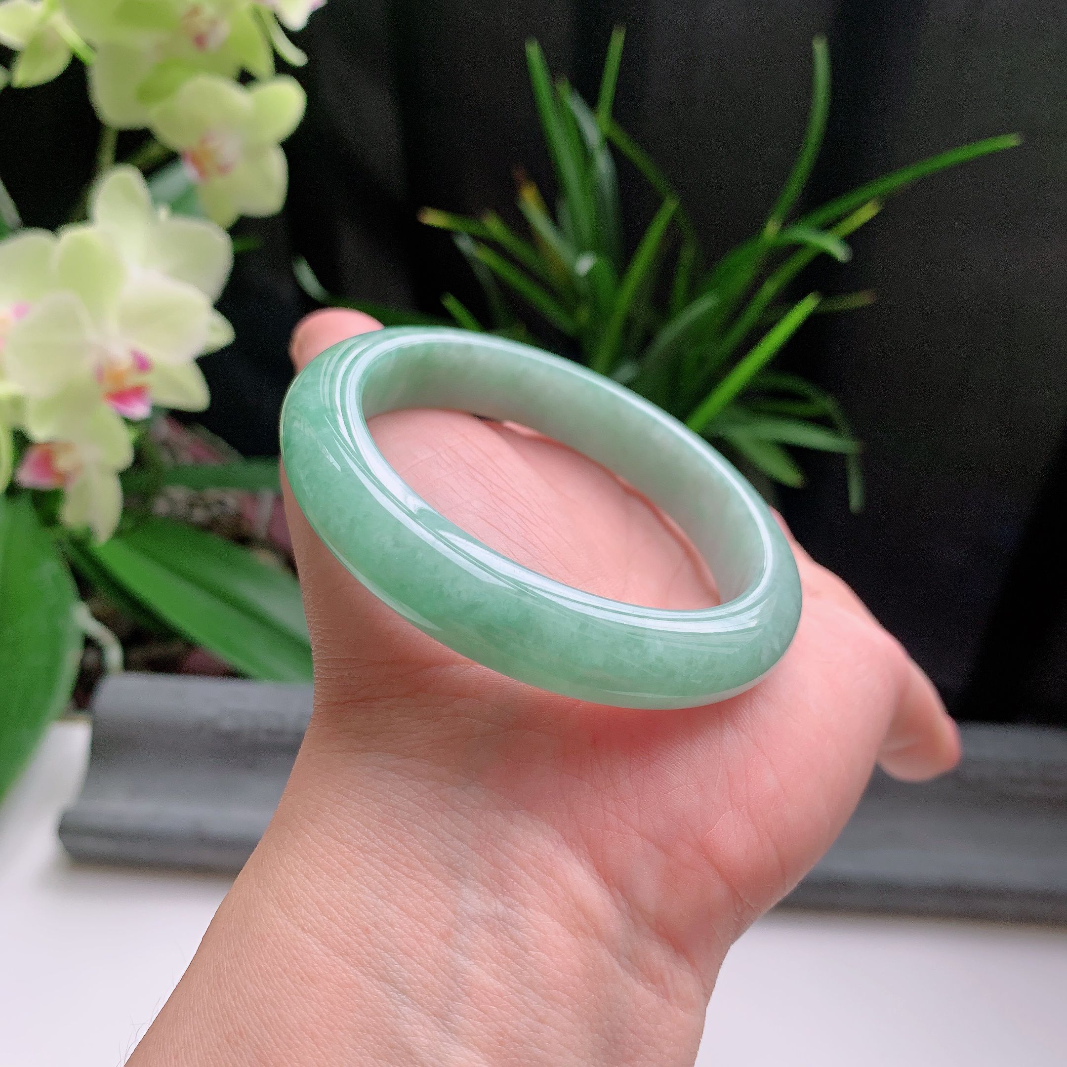 正圈54圈口，天然A货翡翠冰糯种水润飘绿玉手镯，水润秀丽，飘花灵动，种水十足，视觉甜美可人，恰到好