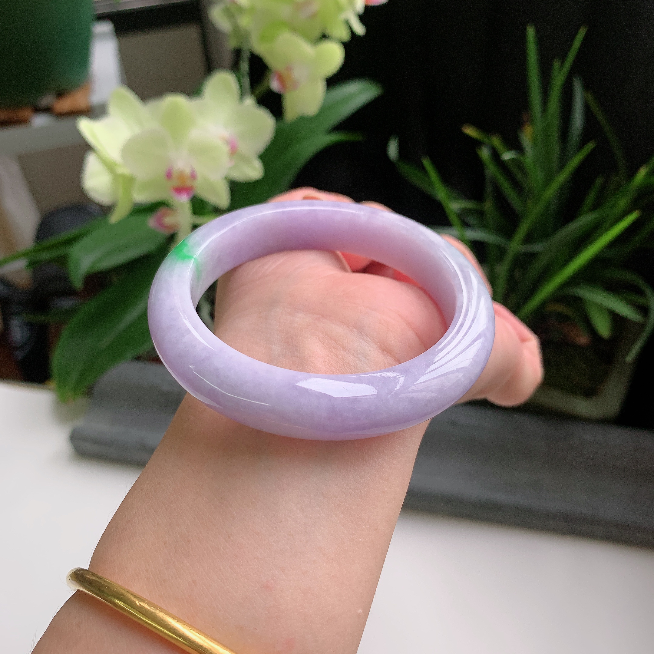 正圈57圈口，天然A货翡翠冰糯种水润春彩紫罗兰飘阳绿玉手镯，水润秀丽，飘花灵动，种水十足，视觉甜美可人，恰到好处的美，十分高雅耐看，条形优美，上手优雅大方。65.84