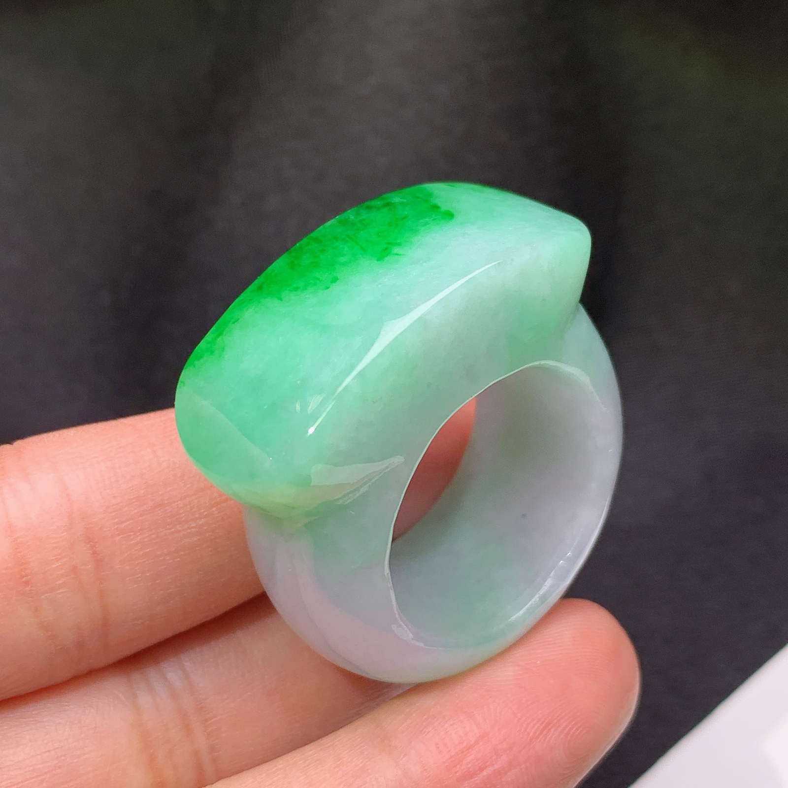 飘绿大扳指，权贵在手，富贵上身，冰润细腻，色阳，种水足，Xc 圈口26 尺寸14.3*9.3
