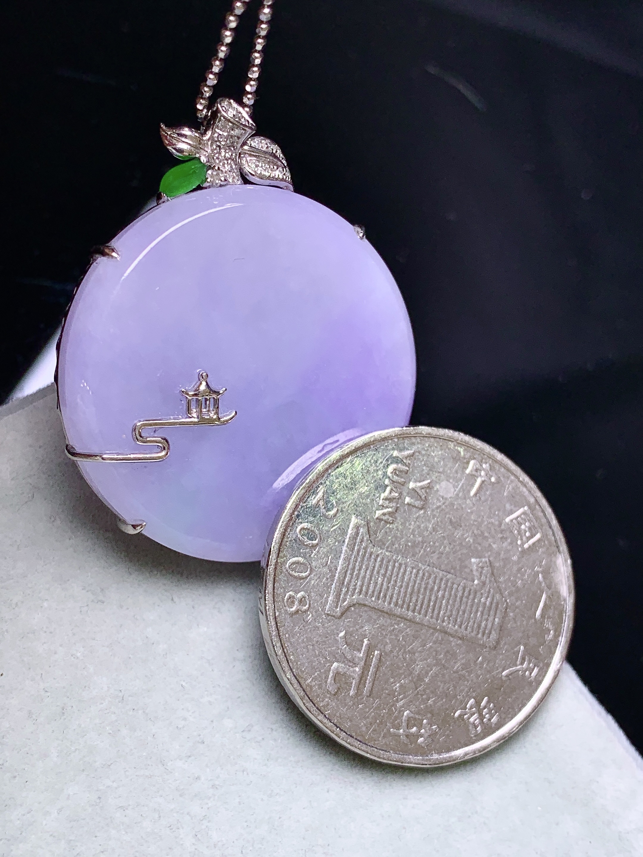 18k金钻镶嵌紫罗兰圆牌吊坠 玉质细腻 色泽艳丽清新 水润亮眼 整体尺寸33.6*27.8*6.2b1