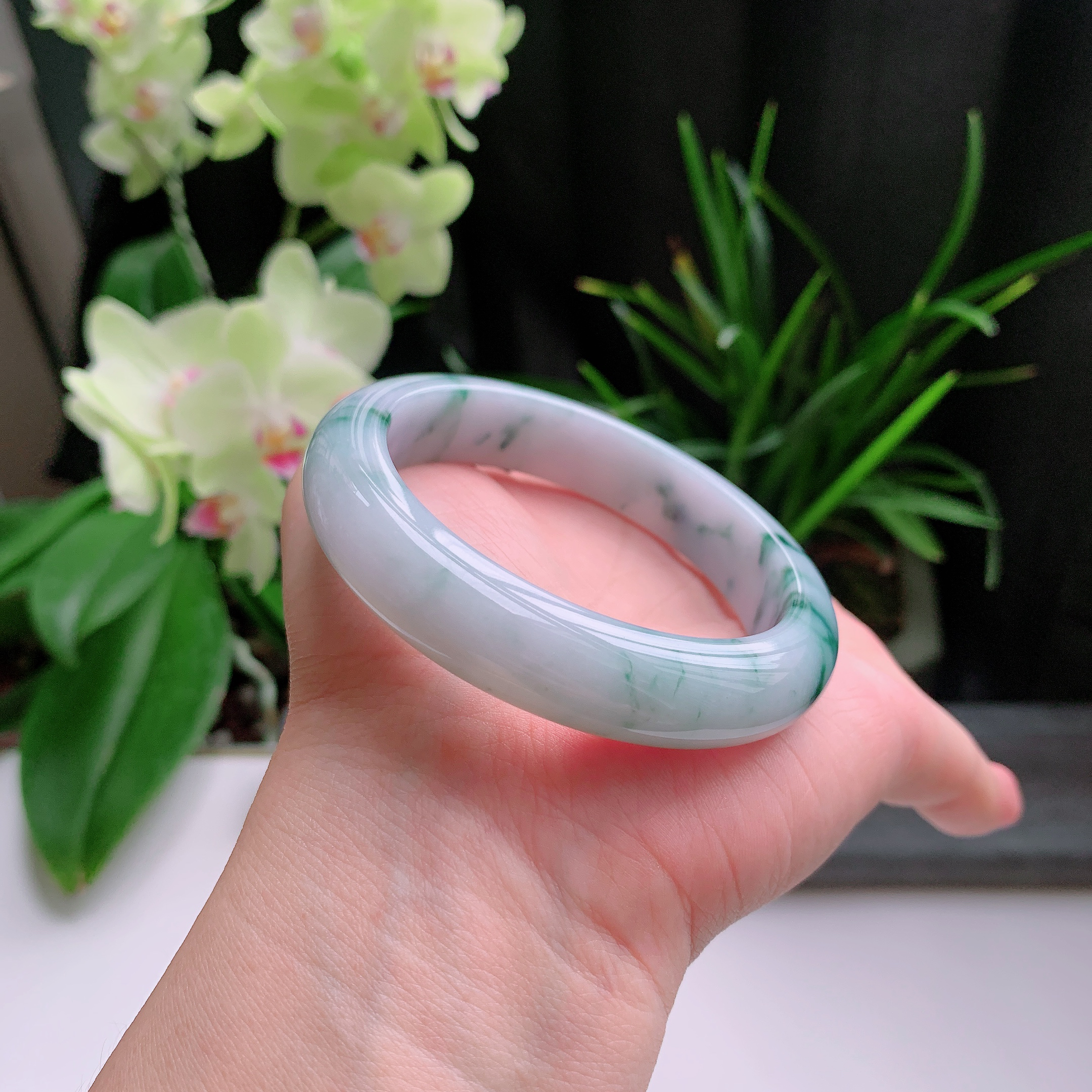 正圈56圈口，天然A货翡翠冰糯种水润淡紫飘绿玉手镯，水润秀丽，飘花灵动，种水十足，视觉甜美可人，恰到好处的美，十分高雅耐看，条形优美，上手优雅大方。63.95